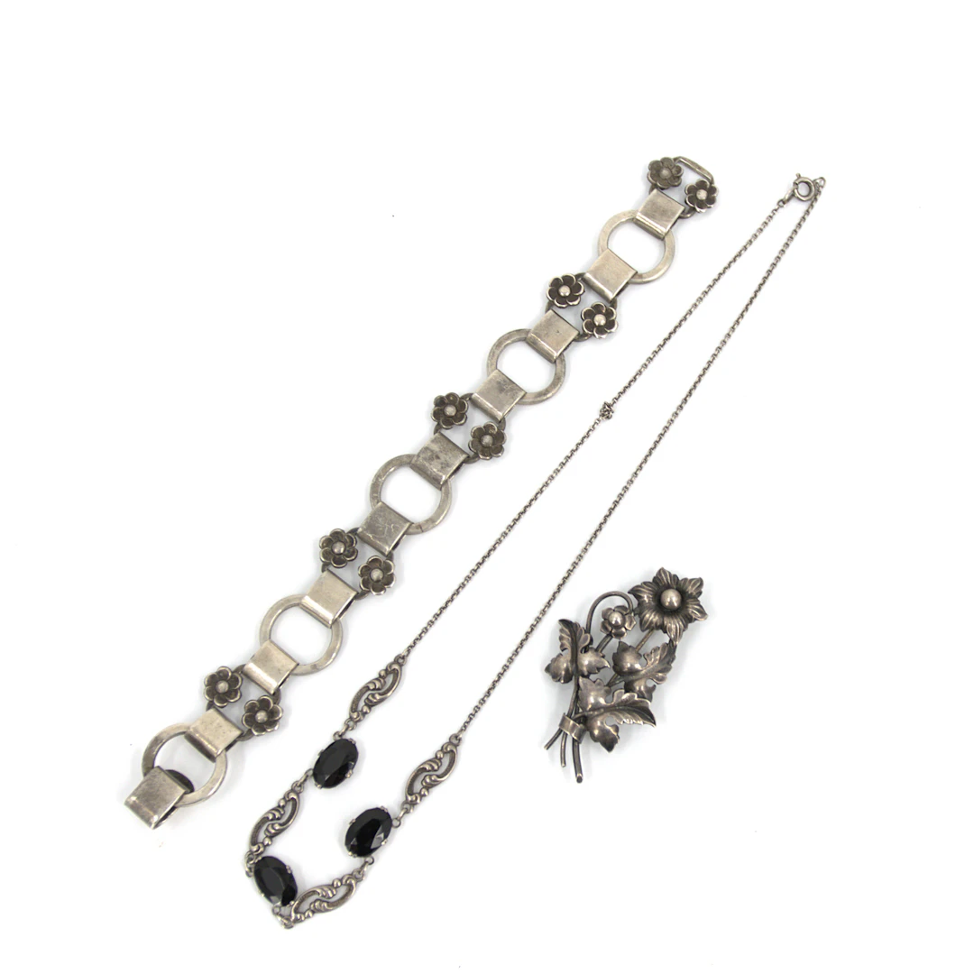 HALSBAND, ARMBAND och BROSCH, 3 delar, silver, 1940-50 tal.