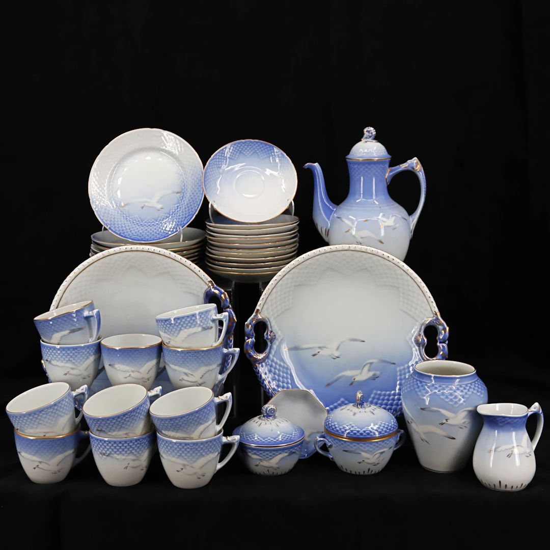 KAFFESERVIS, 39 delar, "Måsen", porslin, Royal Copenhagen, Danmark.