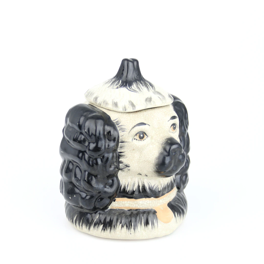 TOBAKSBURK i form av en hund, porslin, Staffordshire-stil, 1900-tal.