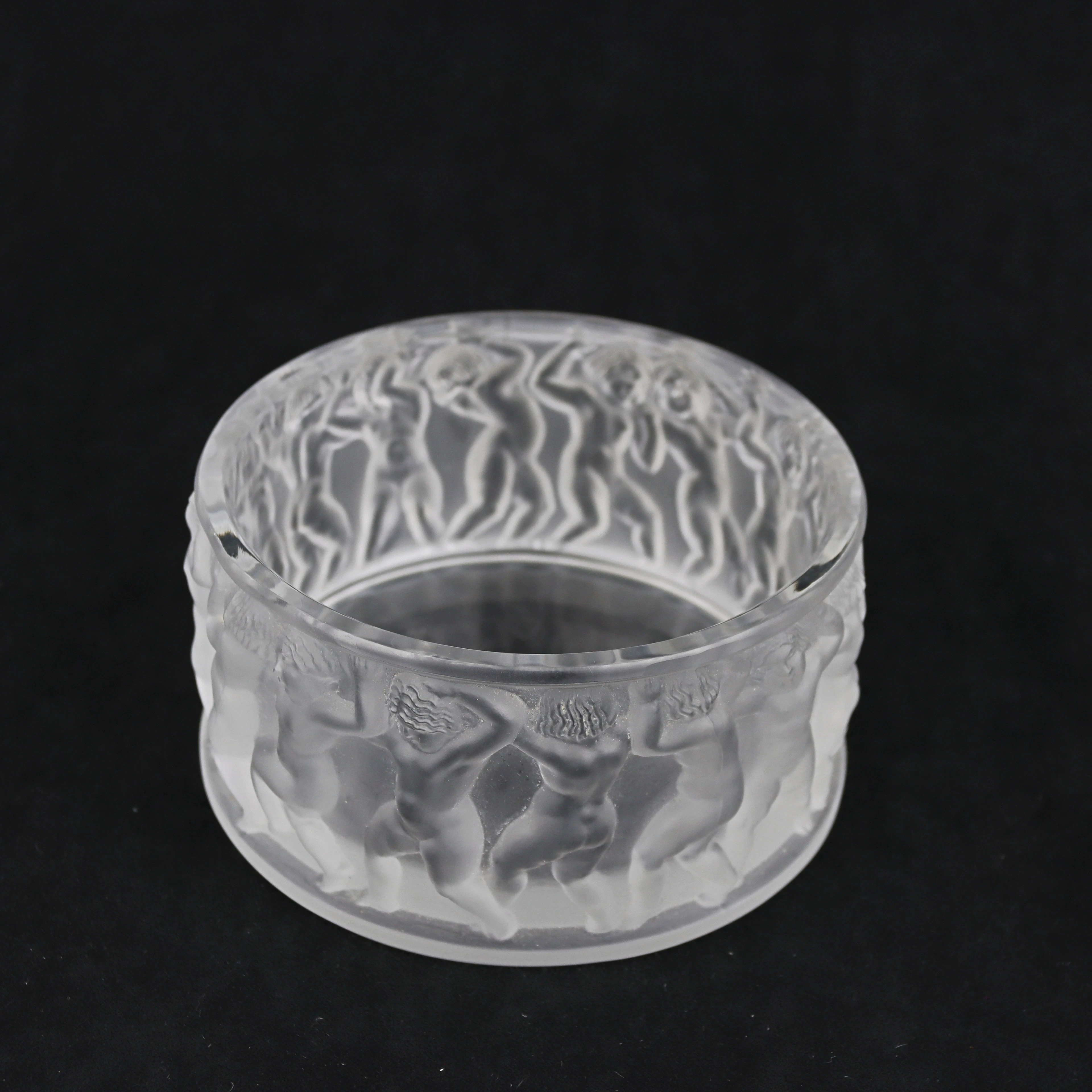 RENE LALIQUE. Skål, frostat glas, dekor i forma av barn i relief