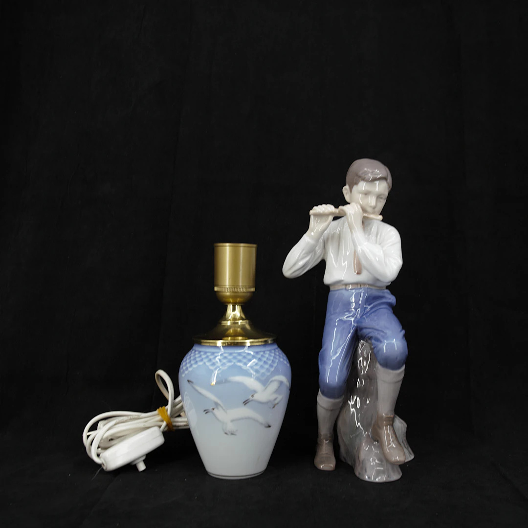 FIGURIN och BORDSLAMPA, pojke med flöjt, nr 1897, porslin, Bing &