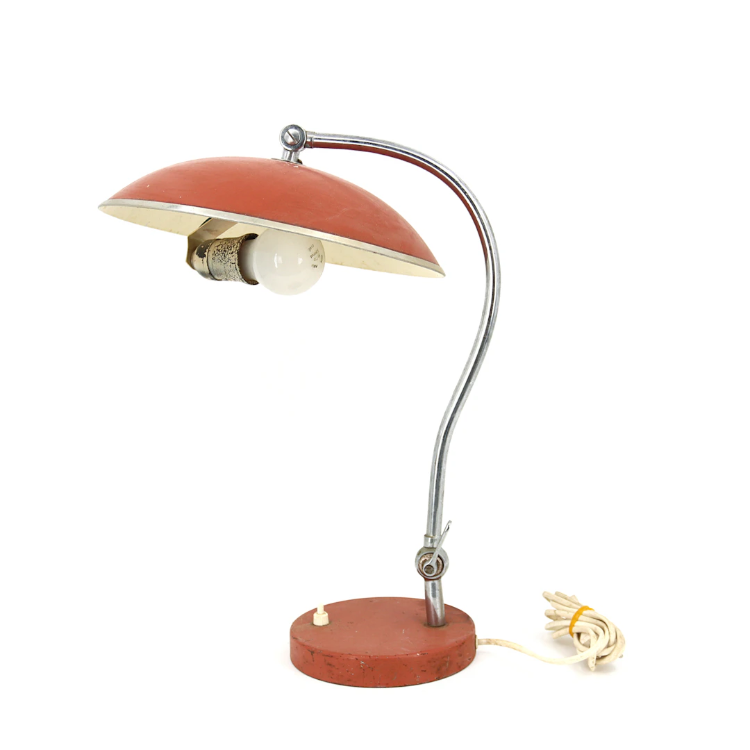 SKRIVBORDSLAMPA, Art déco, lackerad skärm och fot, kromad arm, modell
