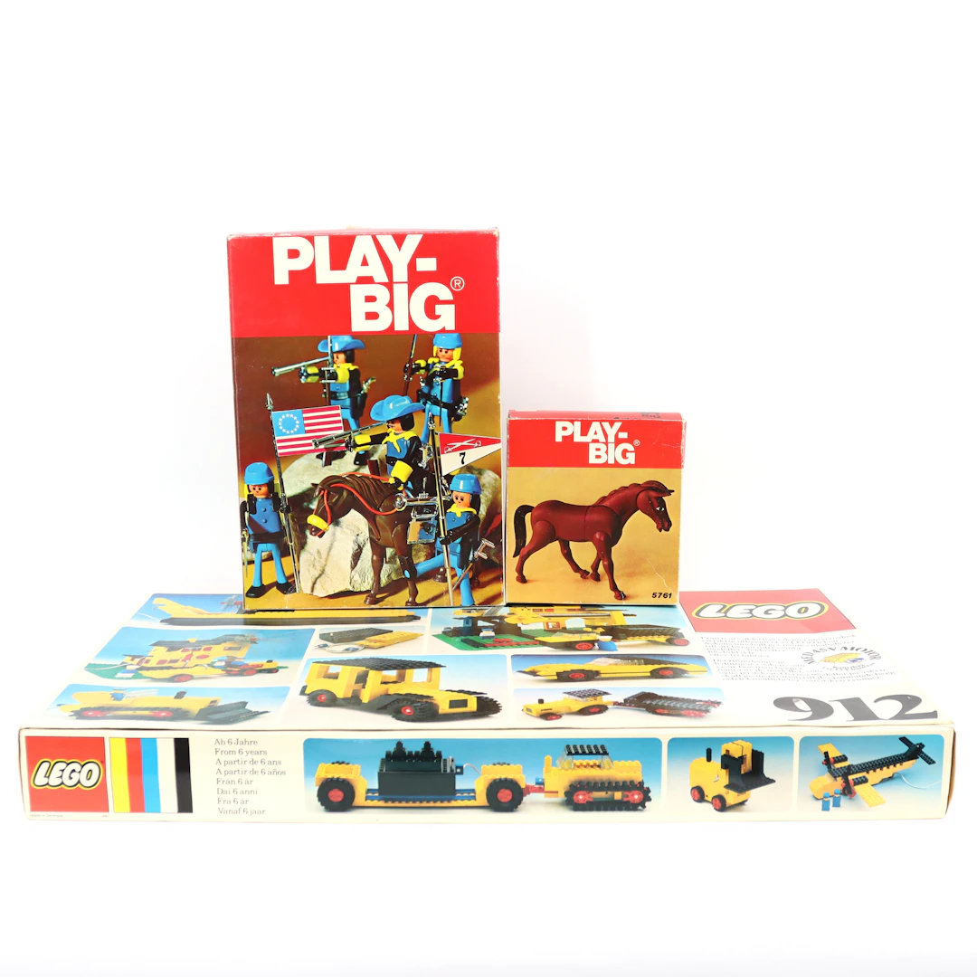 LEGO och PLAYBIG, i låda, 1970/80-tal.
