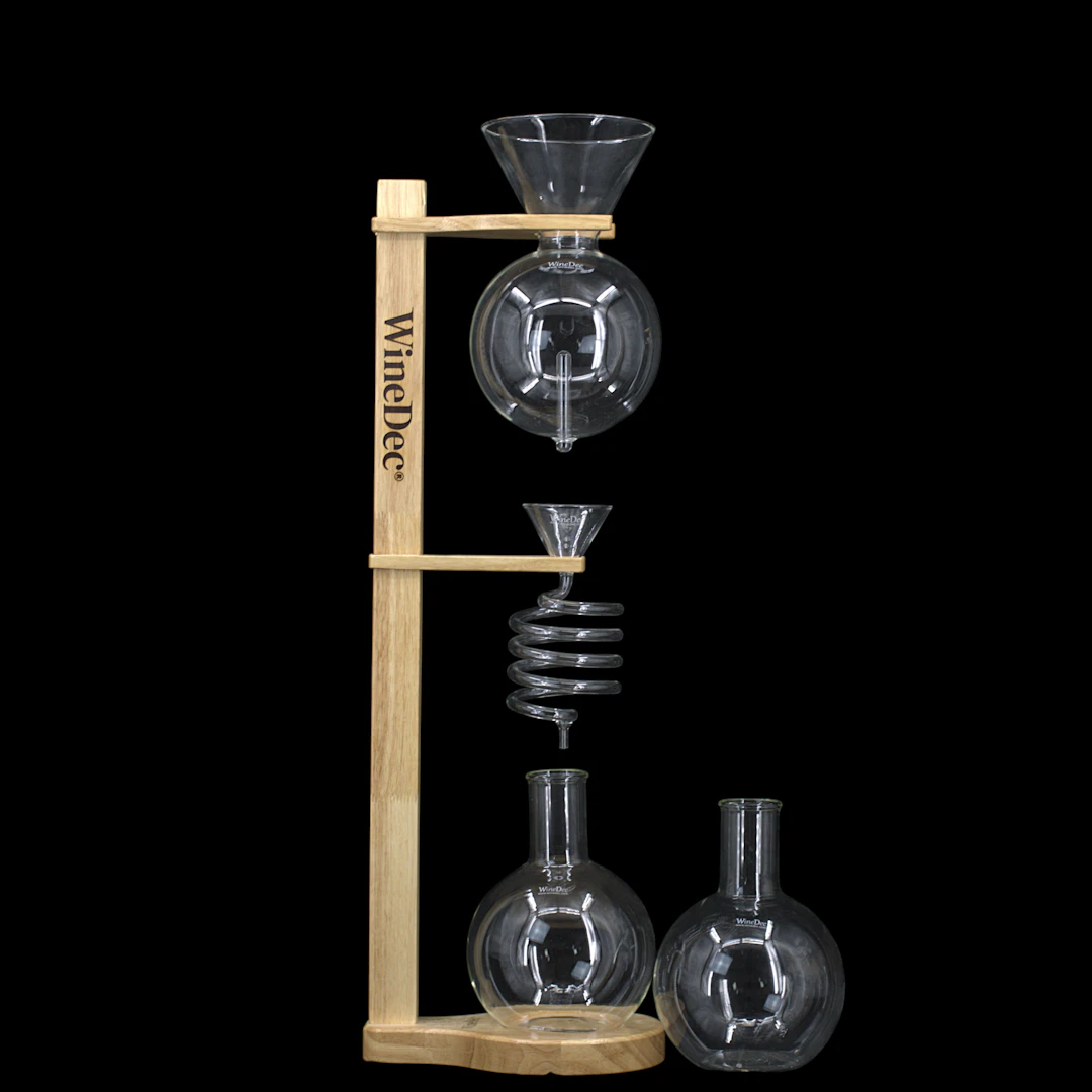 DECANTER, 4 + 1 delar, glas, ställning av trä, Scientific Lab Glass AB, nutida.