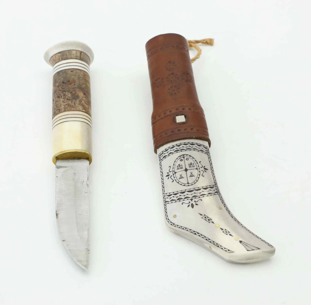 KARL ENAR HANSSON. Kniv, halvhorns, monogramsignerad.