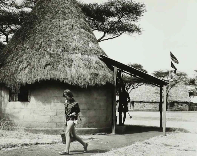SVEN GILLSÄTER (1921-2001). Fotografi, Flicka i afrikansk by, 1900-talets mitt.