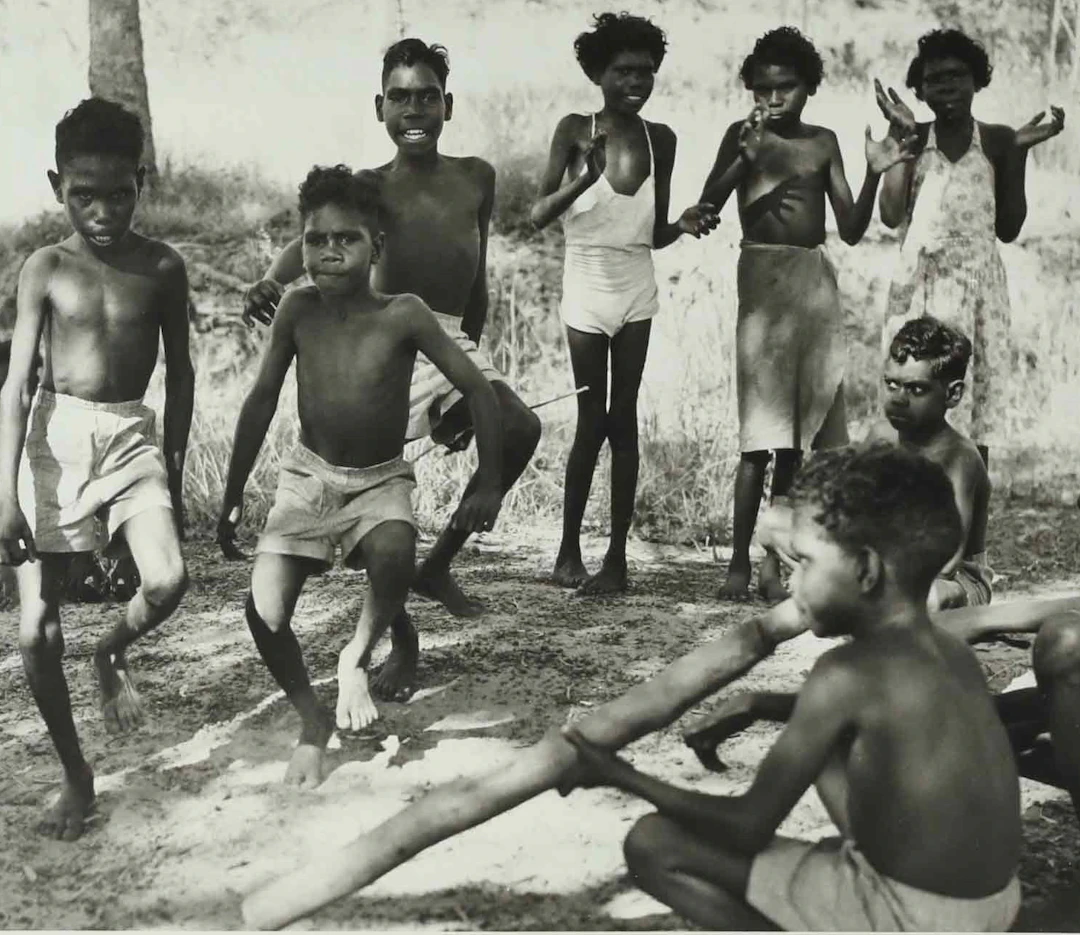 SVEN GILLSÄTER. Fotografi, dansande barn, 1900-tal.