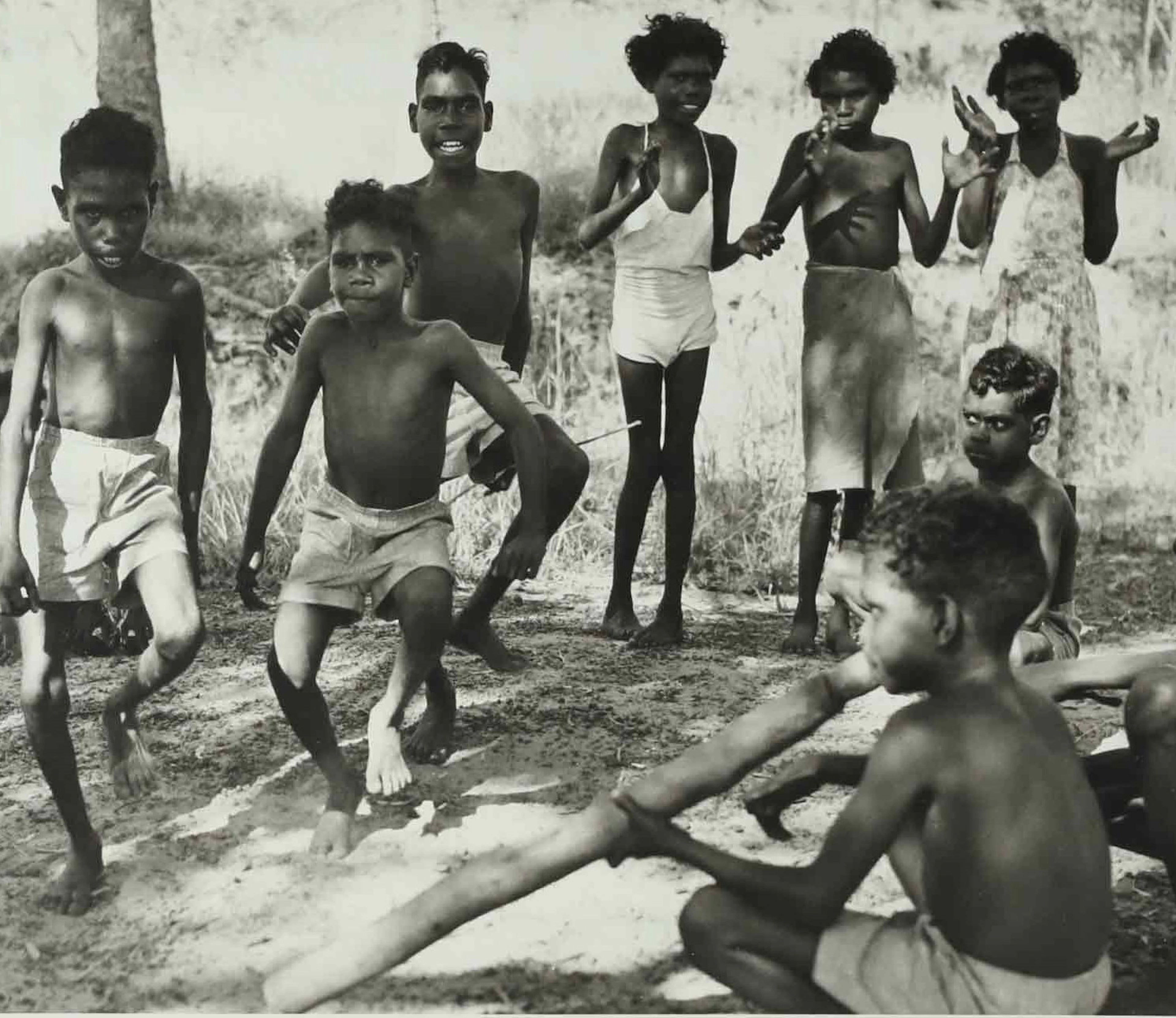 SVEN GILLSÄTER. Fotografi, dansande barn, 1900-tal.