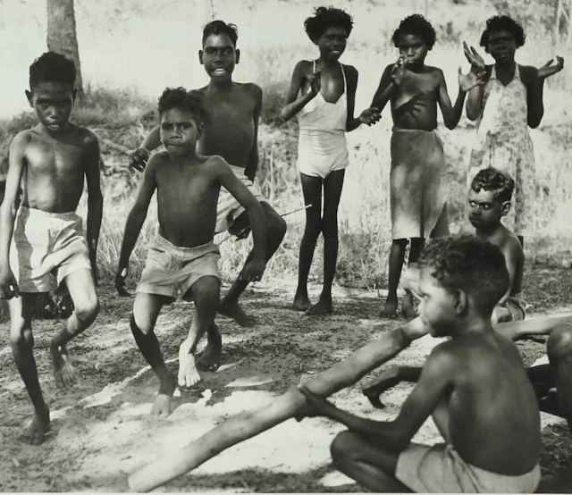 SVEN GILLSÄTER. Fotografi, dansande barn, 1900-tal.