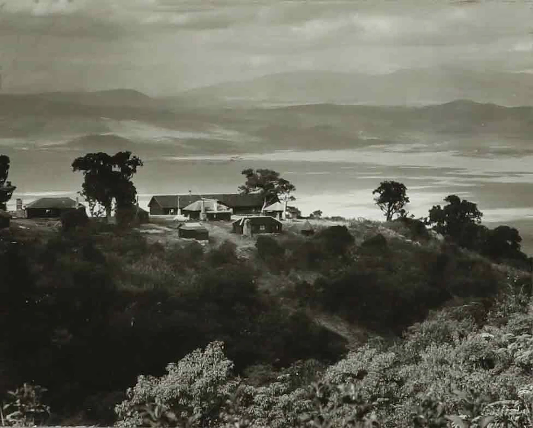 SVEN GILLSÄTER (1921-2001). Fotografi, By, bergslandskap i bakgrunden