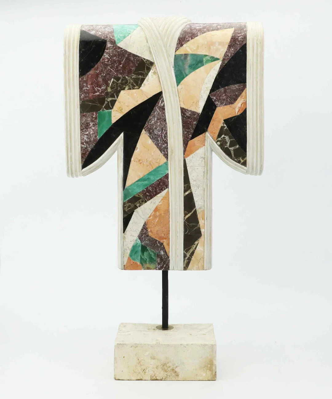 SKULPTUR, i form av Kimono, marmorinläggningar, 1900-talets andra hälft.