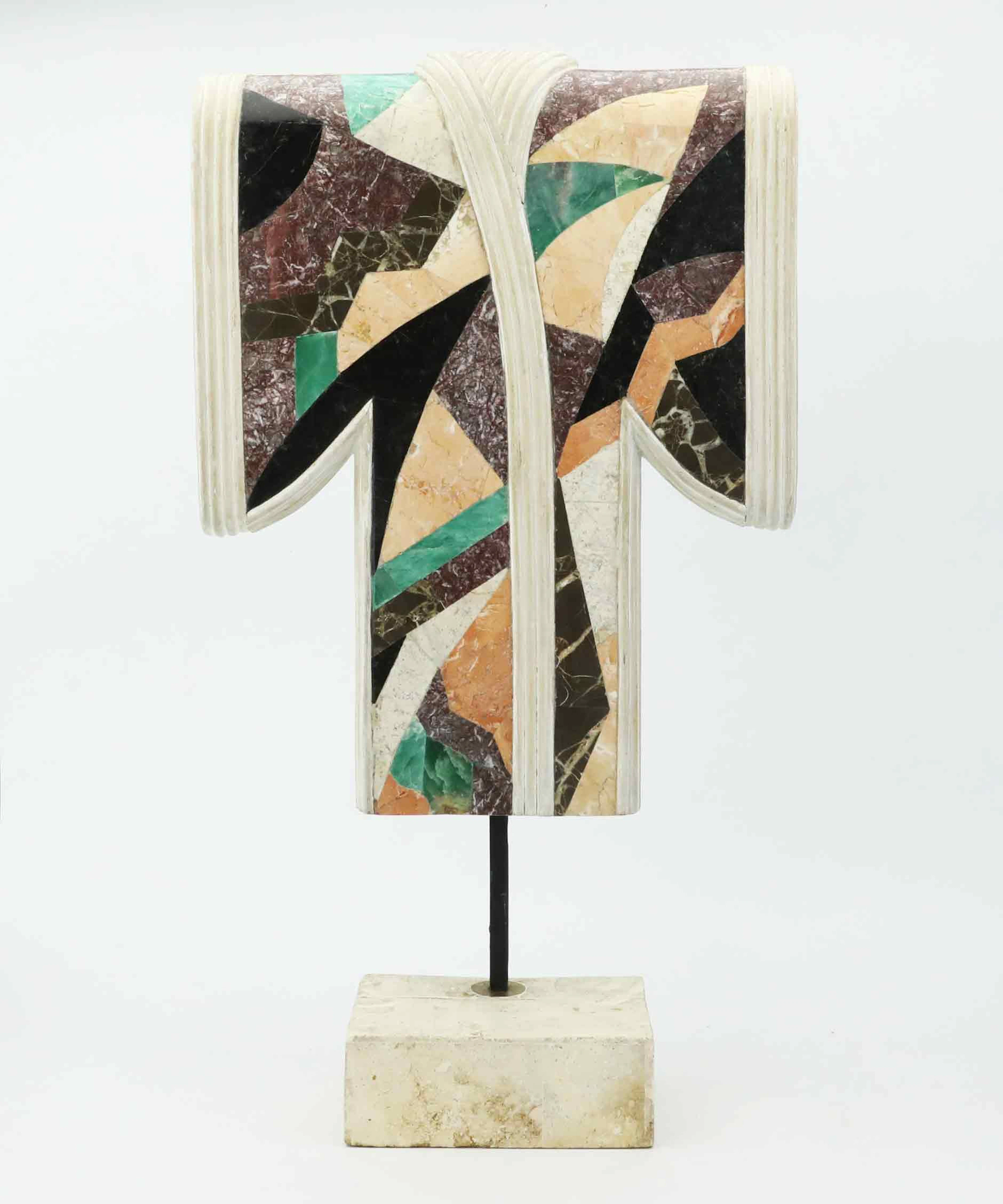 SKULPTUR, i form av Kimono, marmorinläggningar, 1900-talets andra hälft.