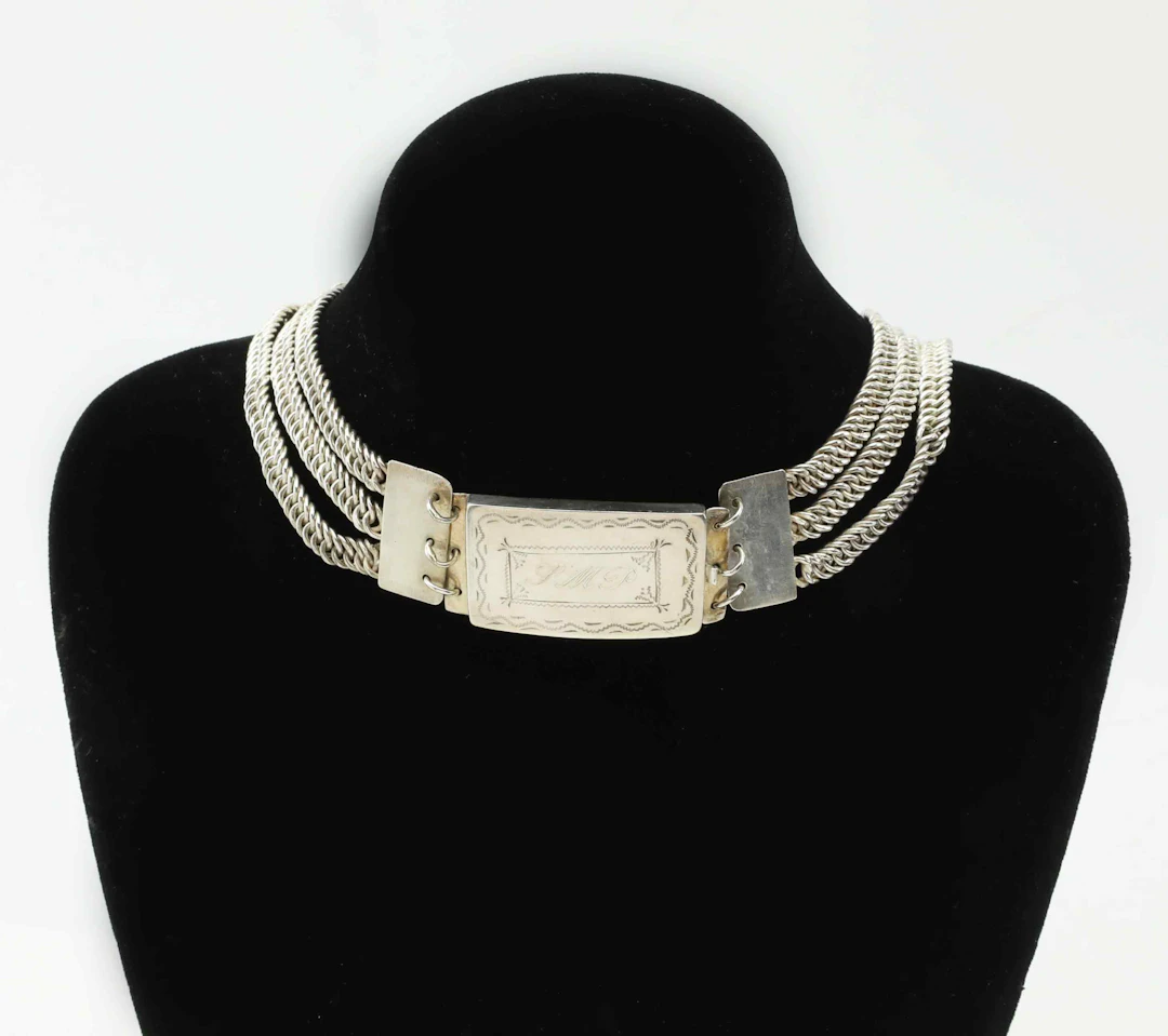 JOHAN AXEL ÖBERG. halslås/dräktsmycke, silver, Hudiksvall, 1945.