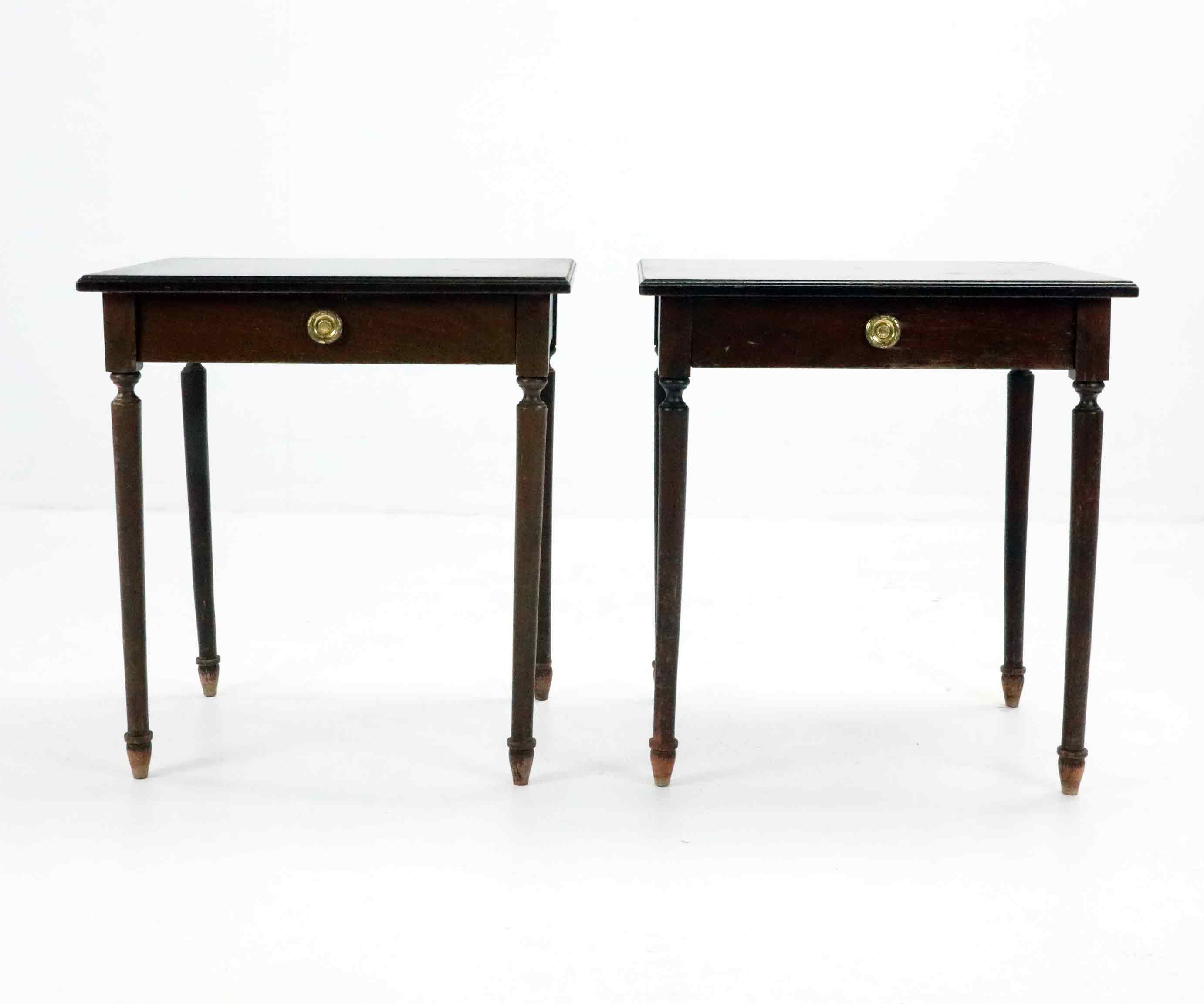 SÄNGBORD, ett par, Engelsk stil, mahogny, beslag i mässing, 1900-talets