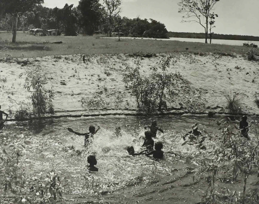 SVEN GILLSÄTER. Fotografi, badande barn, 1900-tal.