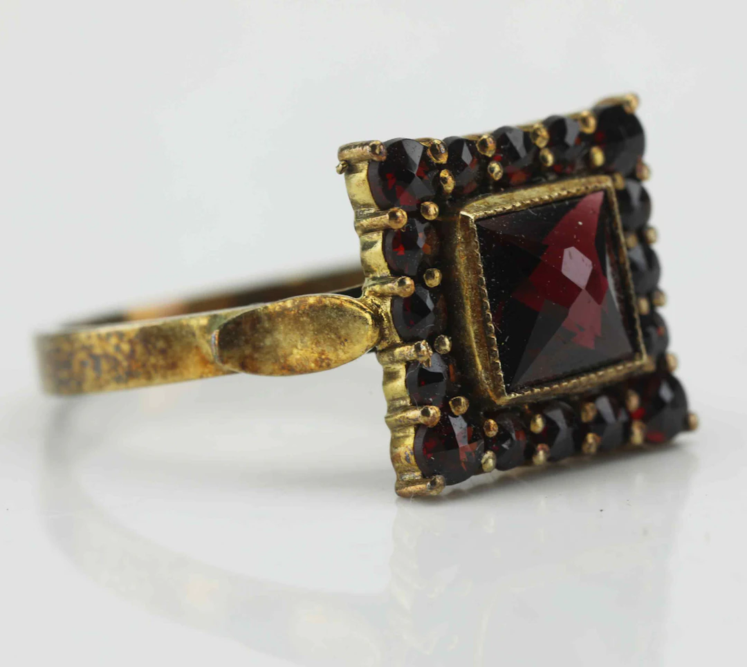 RING, blodröda granater, förgyllt silver, 1900-tal.