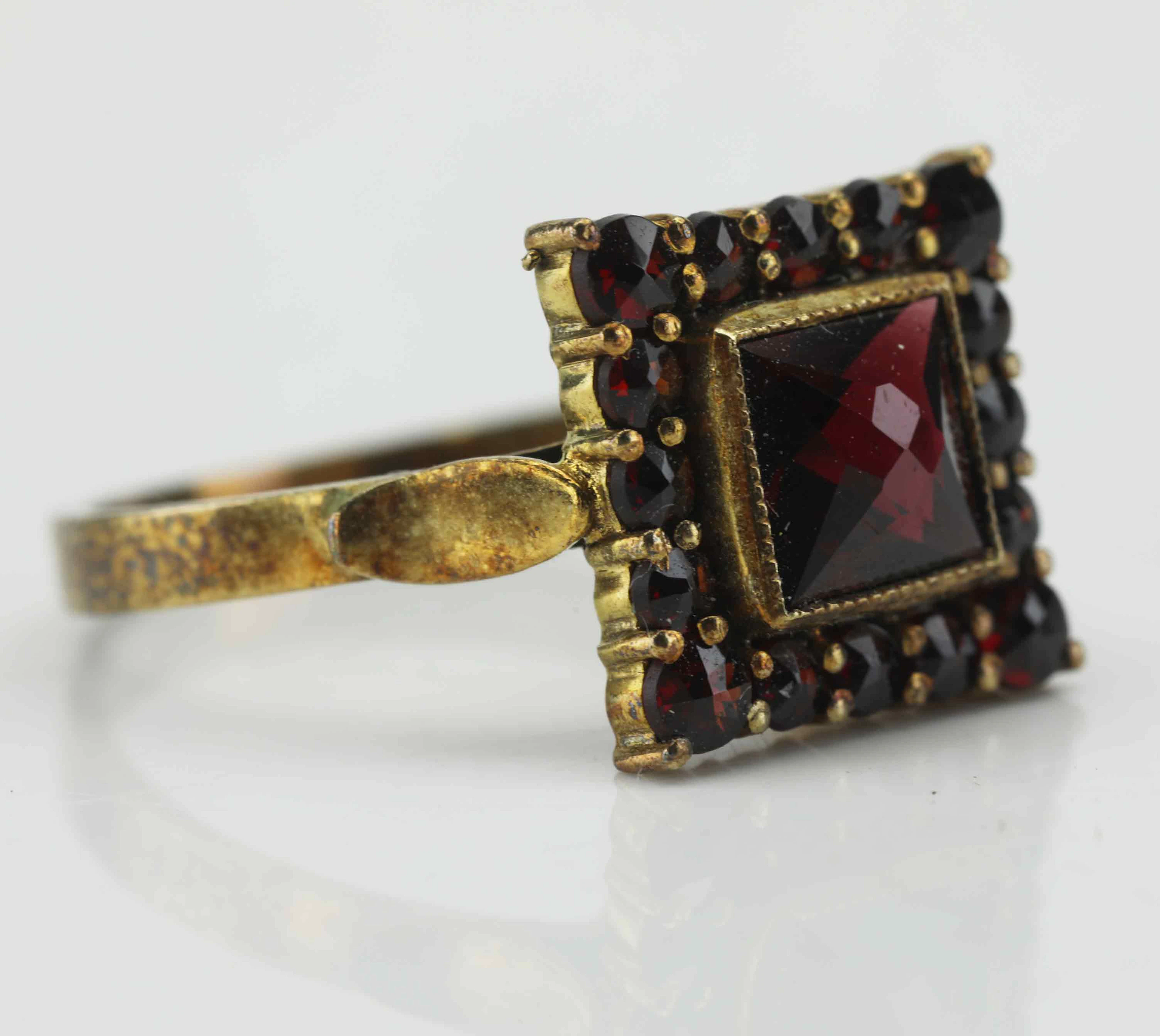 RING, blodröda granater, förgyllt silver, 1900-tal.