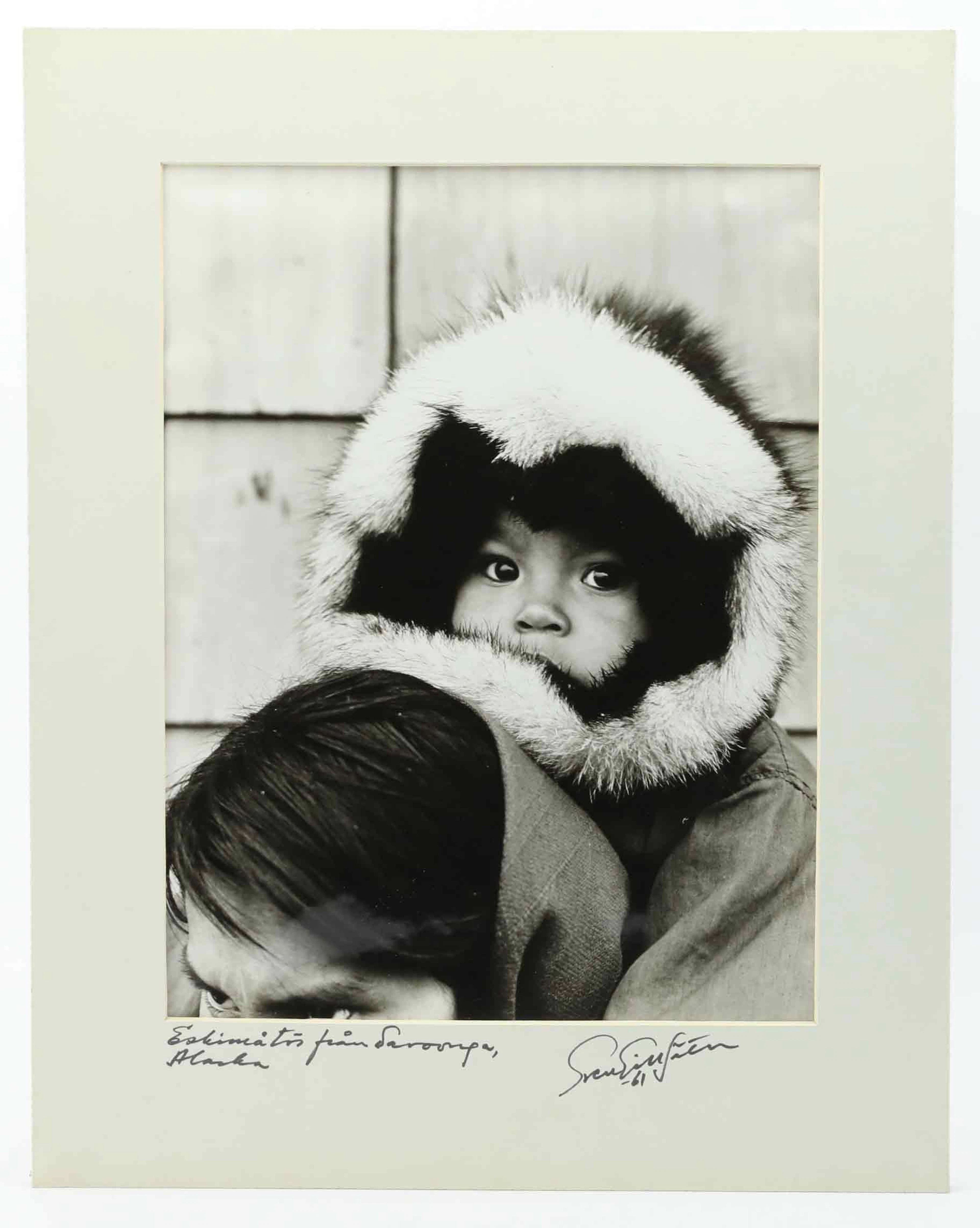 SVEN GILLSÄTER (1921-2001). Fotografi, "Eskimåtös från Savoonpa, Alaska"