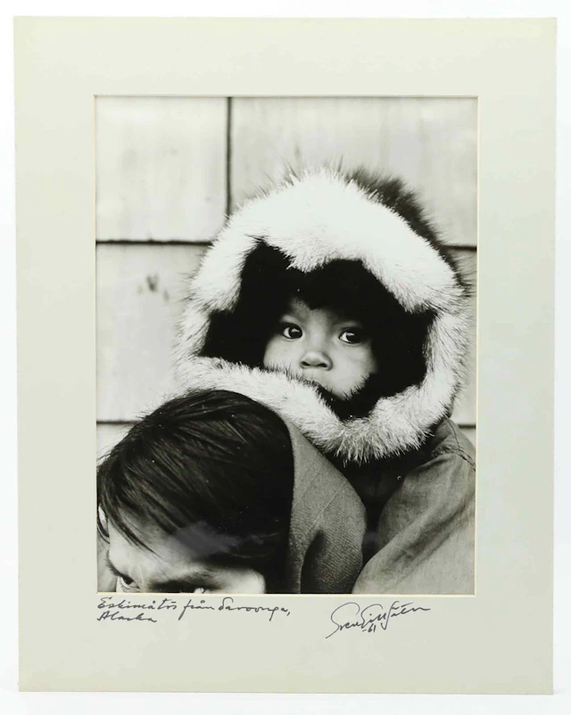 SVEN GILLSÄTER (1921-2001). Fotografi, "Eskimåtös från Savoonpa, Alaska"