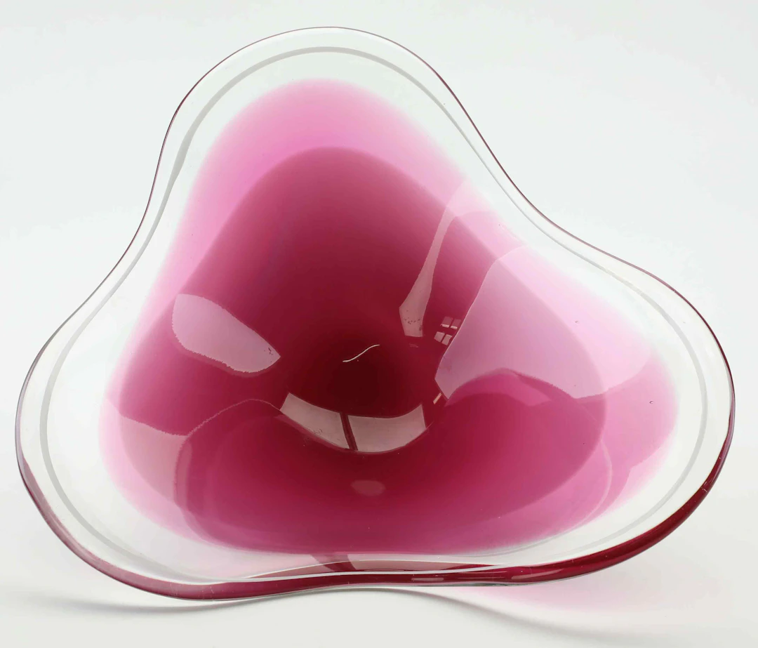 PAUL KEDELV. Skål, konstglas, "Coquille", Flygfors, daterad -56.
