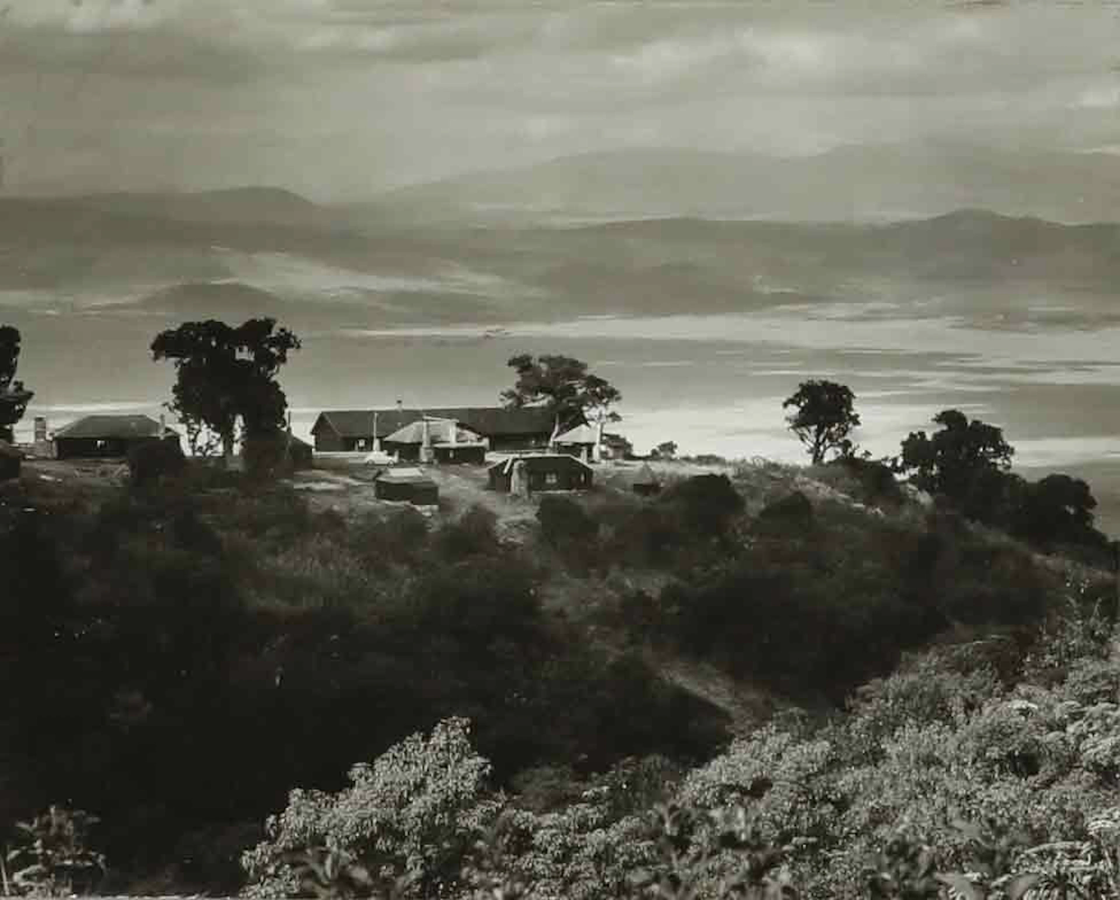 SVEN GILLSÄTER (1921-2001). Fotografi, By, bergslandskap i bakgrunden