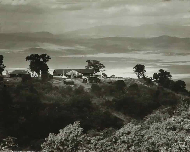 SVEN GILLSÄTER (1921-2001). Fotografi, By, bergslandskap i bakgrunden