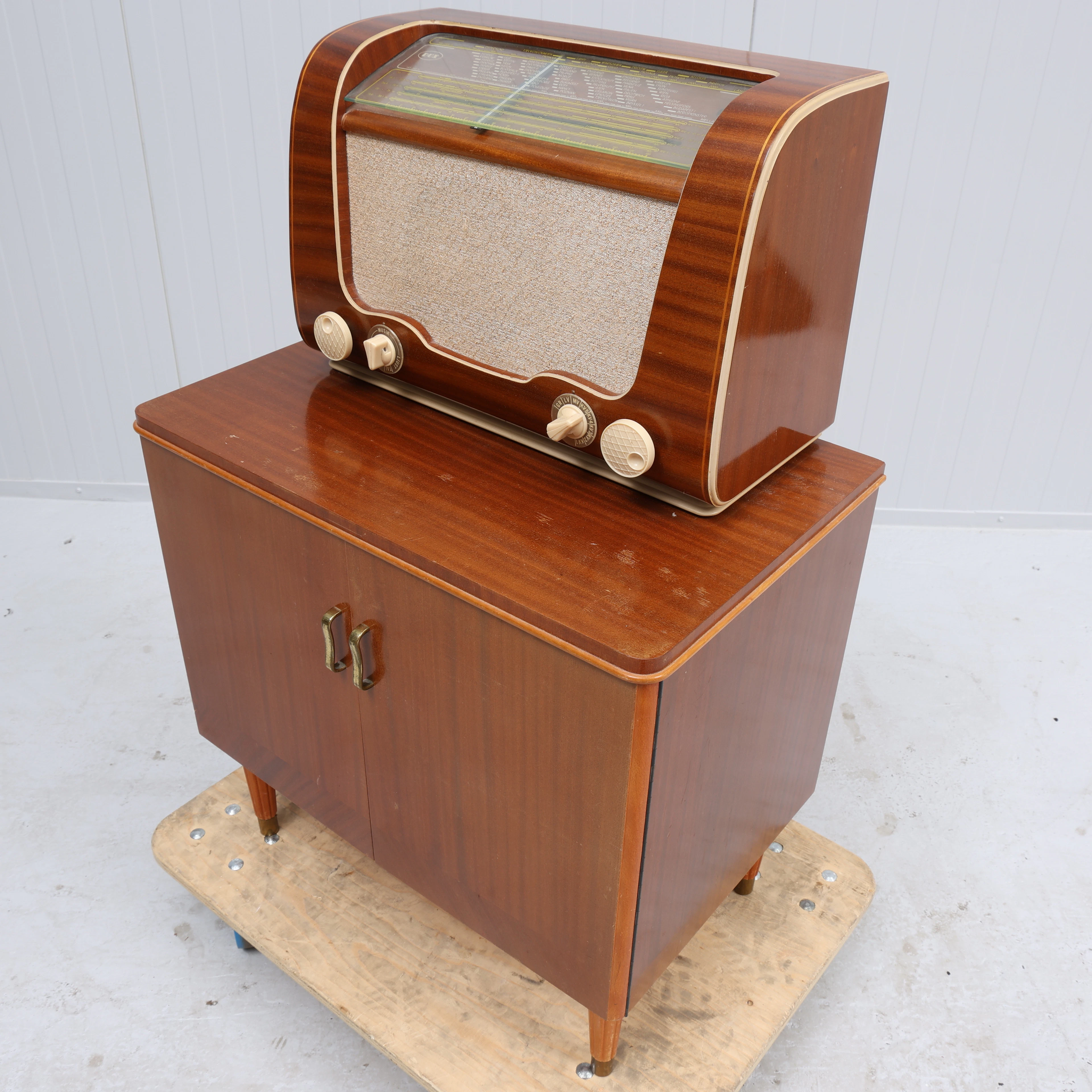 RADIOMÖBEL med skivspelare och tillbehör, Dux, Carrard, 1900-tal.