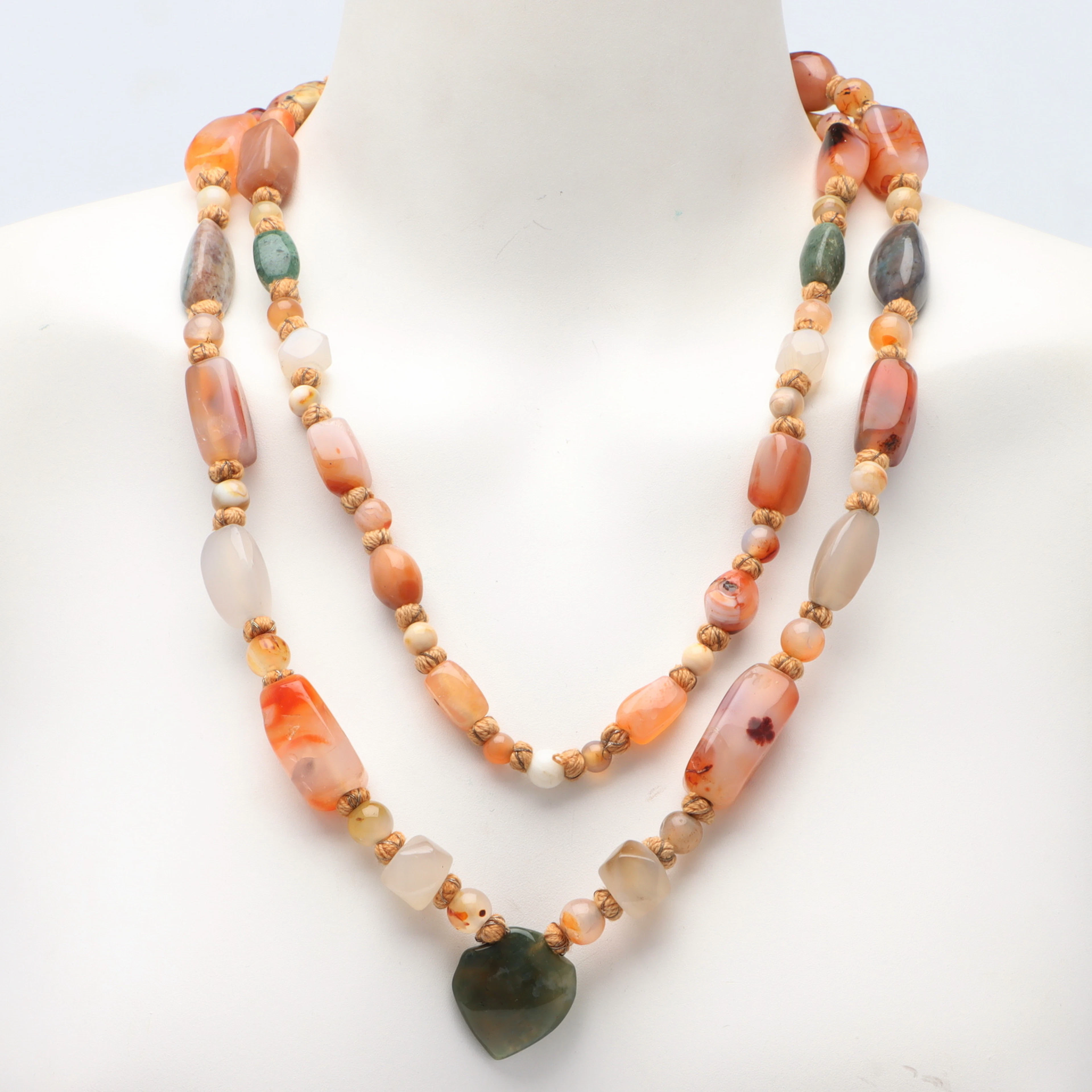 COLLIER, halvädelstenar & textil.
