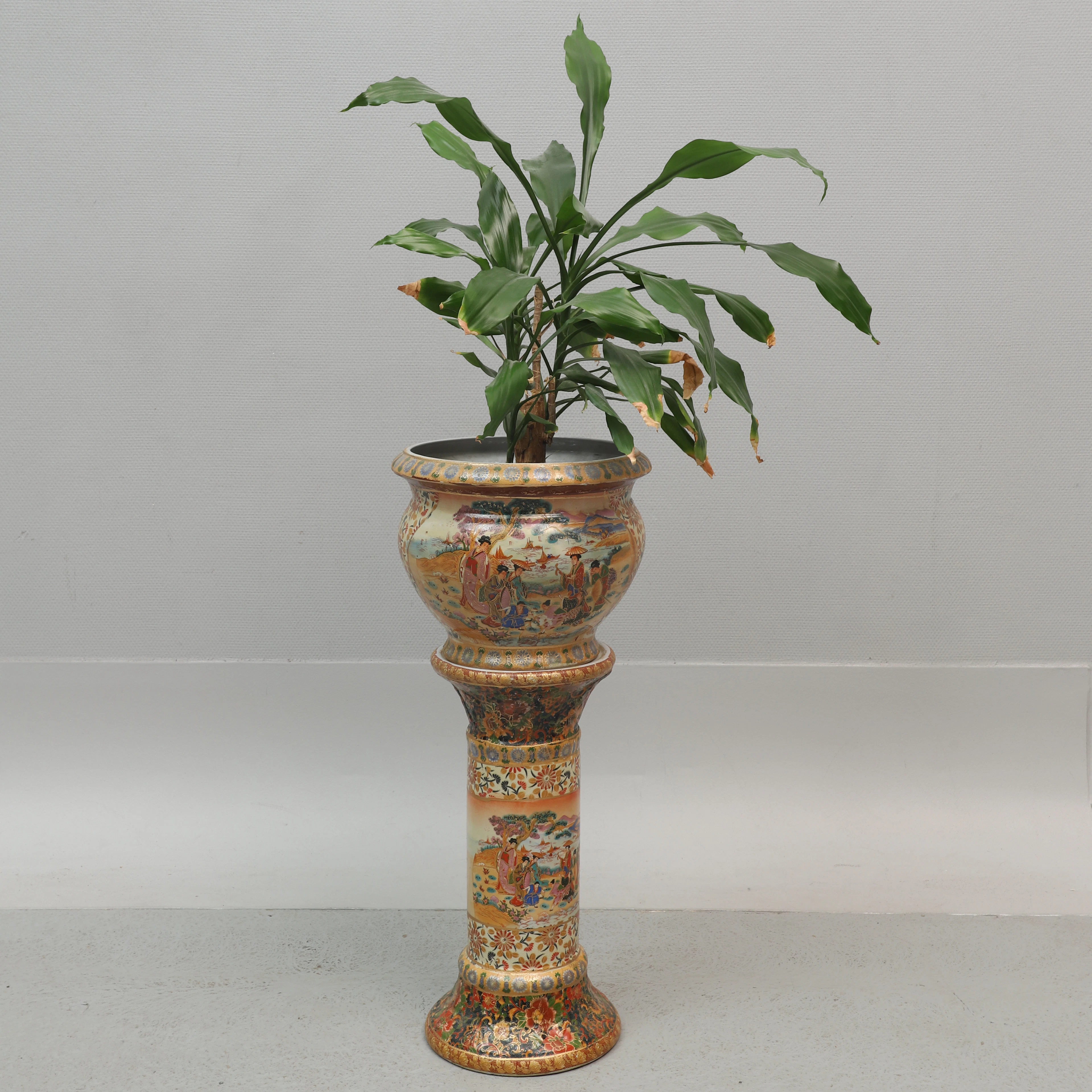 PIEDESTAL & KRUKA med blomma, porslin, japanskt motiv, 1900-talets andra hälft.