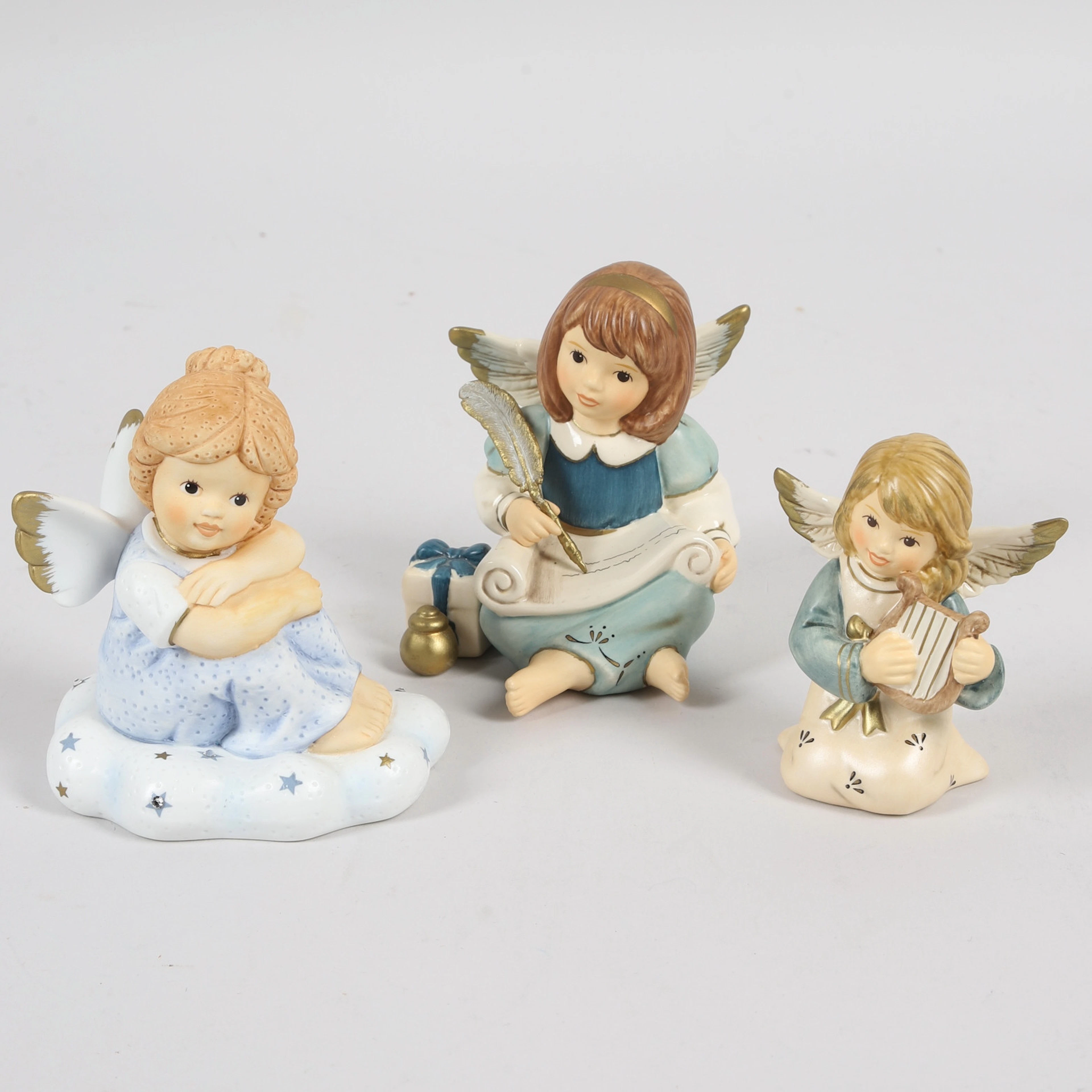 FIGURINER änglar, 3 st, porslin, "Ängel sitter med penna" "Harpmusik"