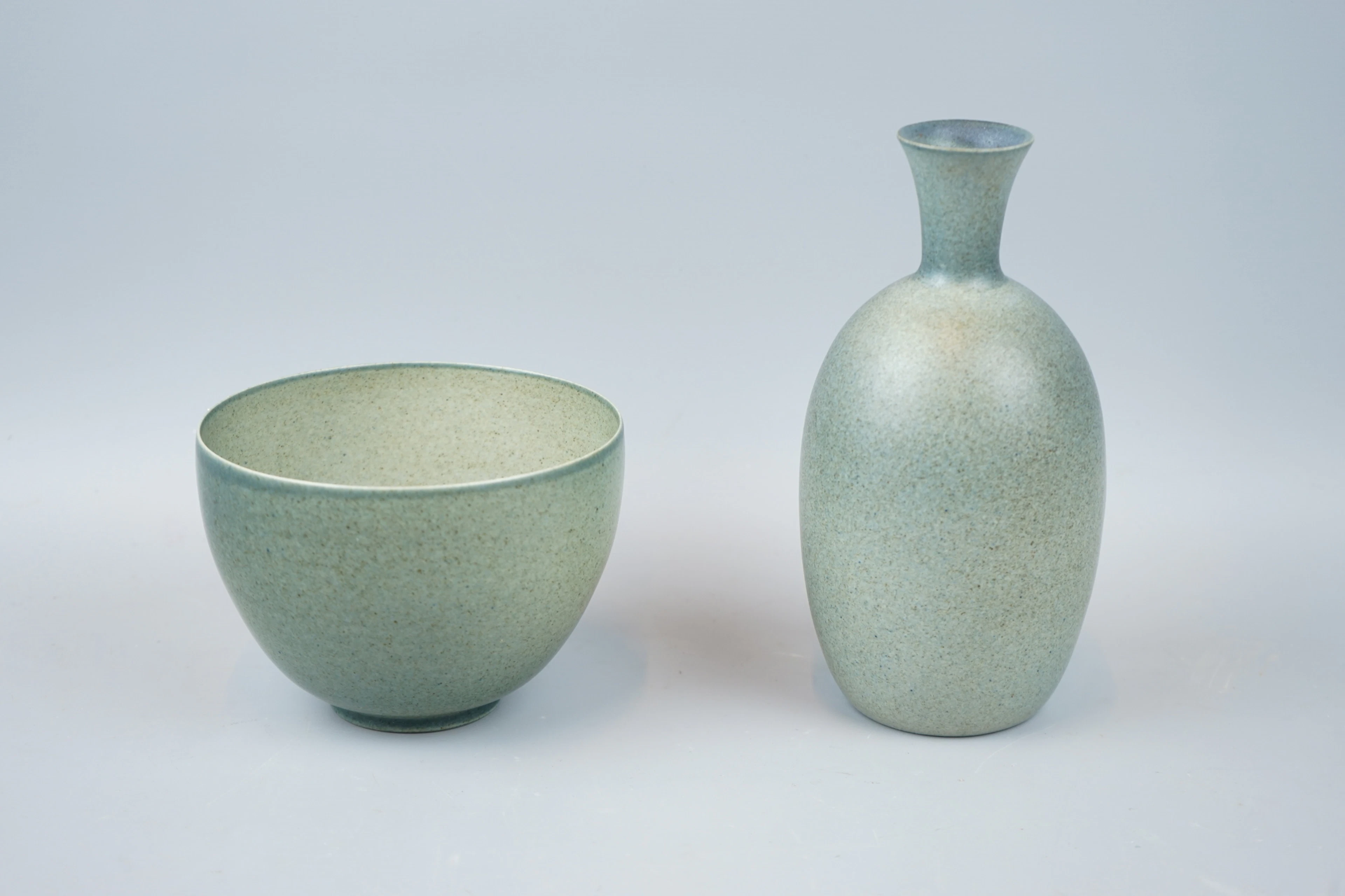 Agne Aronsson, eine Keramikvase und Schale, Monogramme.