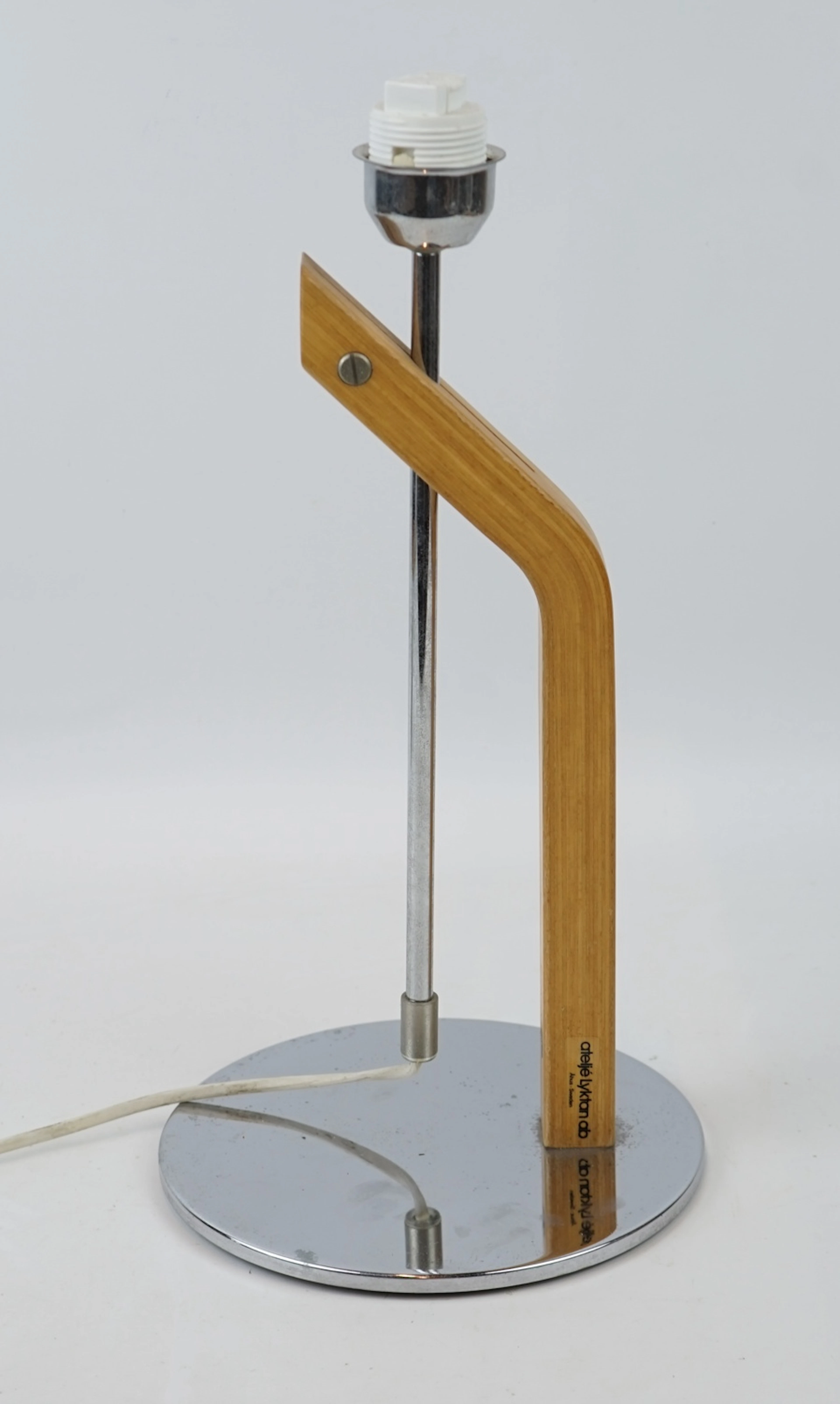 Lars Bessfelt, una lampada da tavolo "Hockey", legno/metallo, Ateljé Lyktan AB, Åhus.