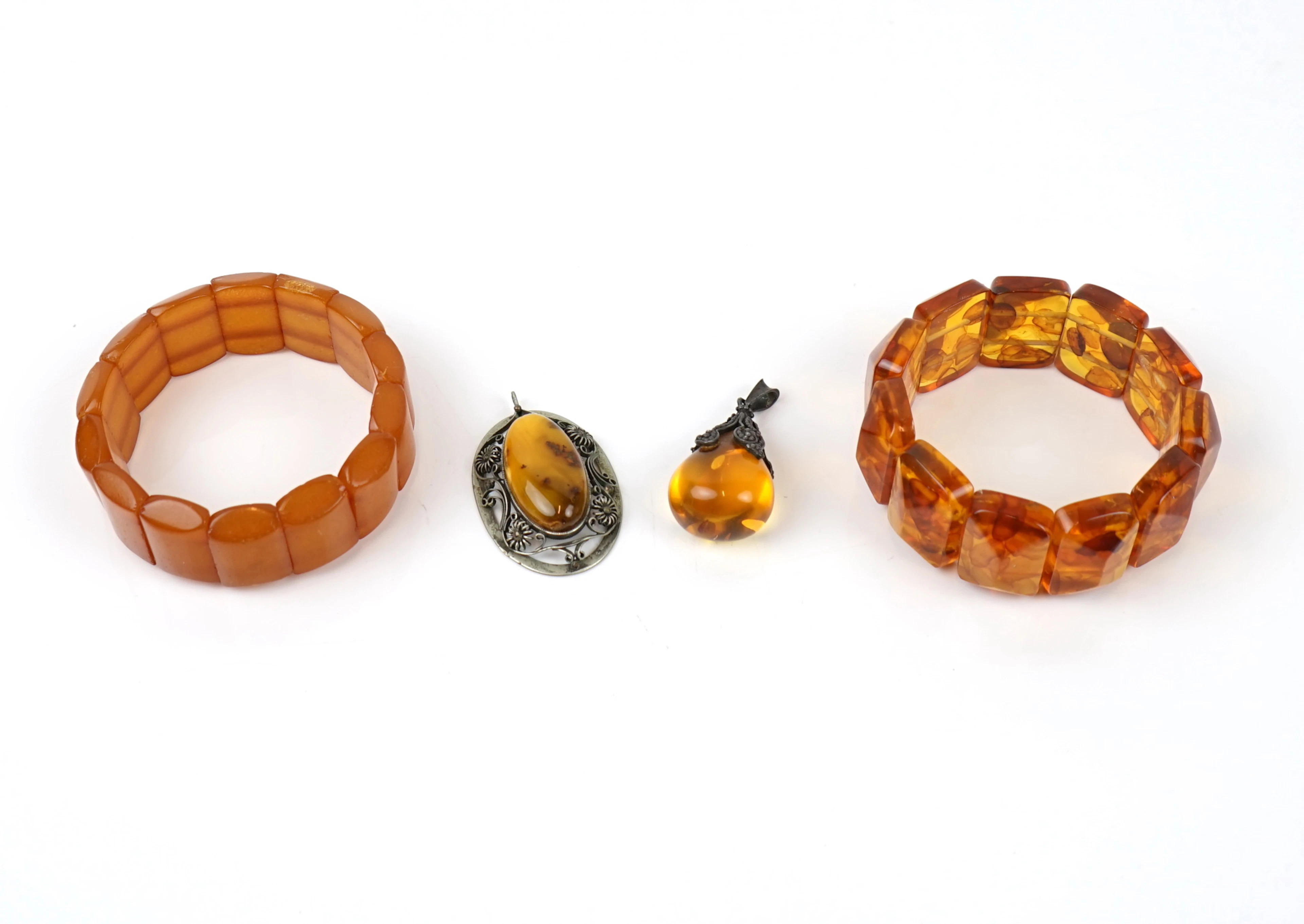 Se usan pulseras y amuletos, 4 piezas, ámbar/metal y plata.