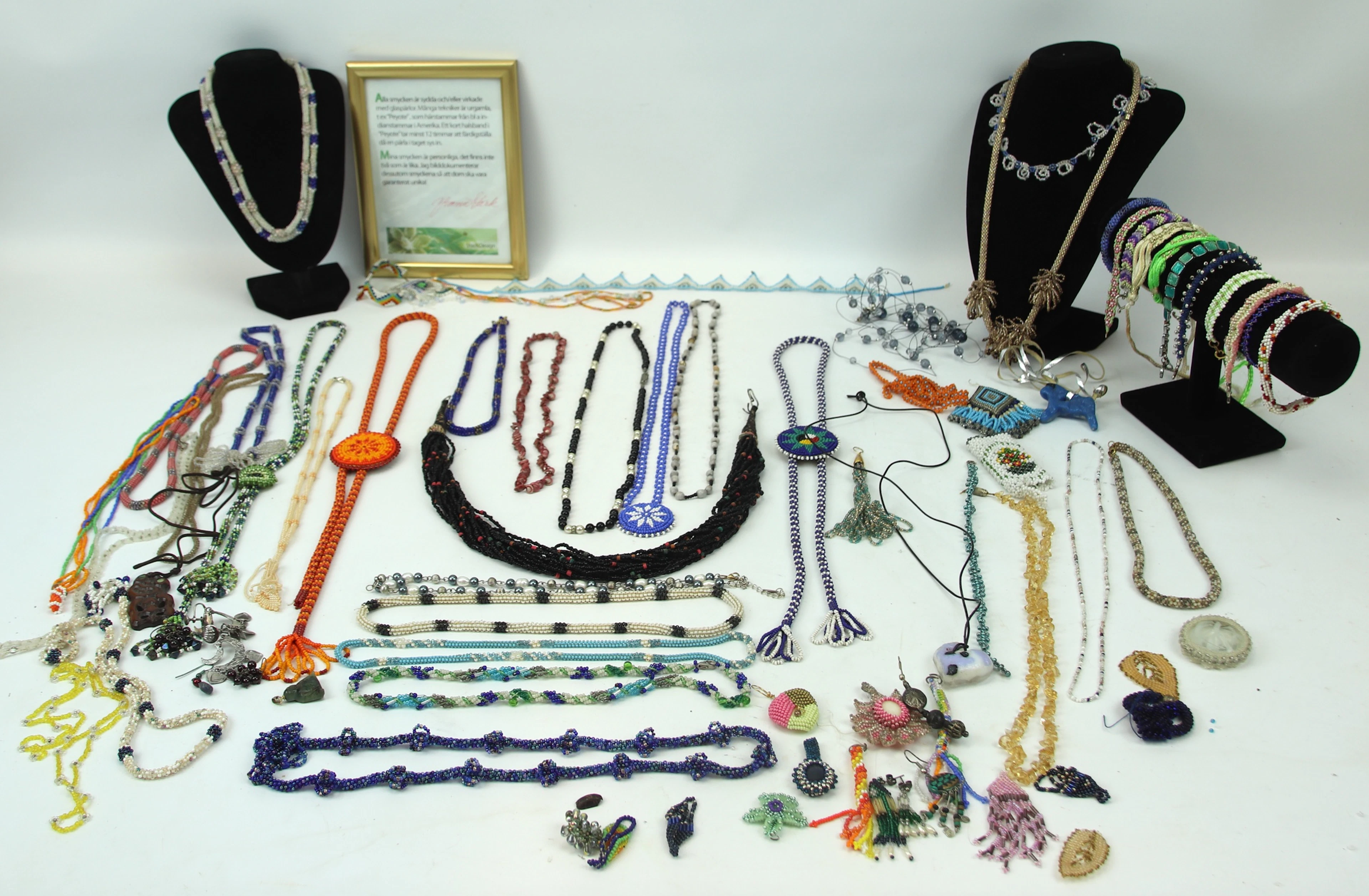 Beaucoup de bijoux fantaisie.