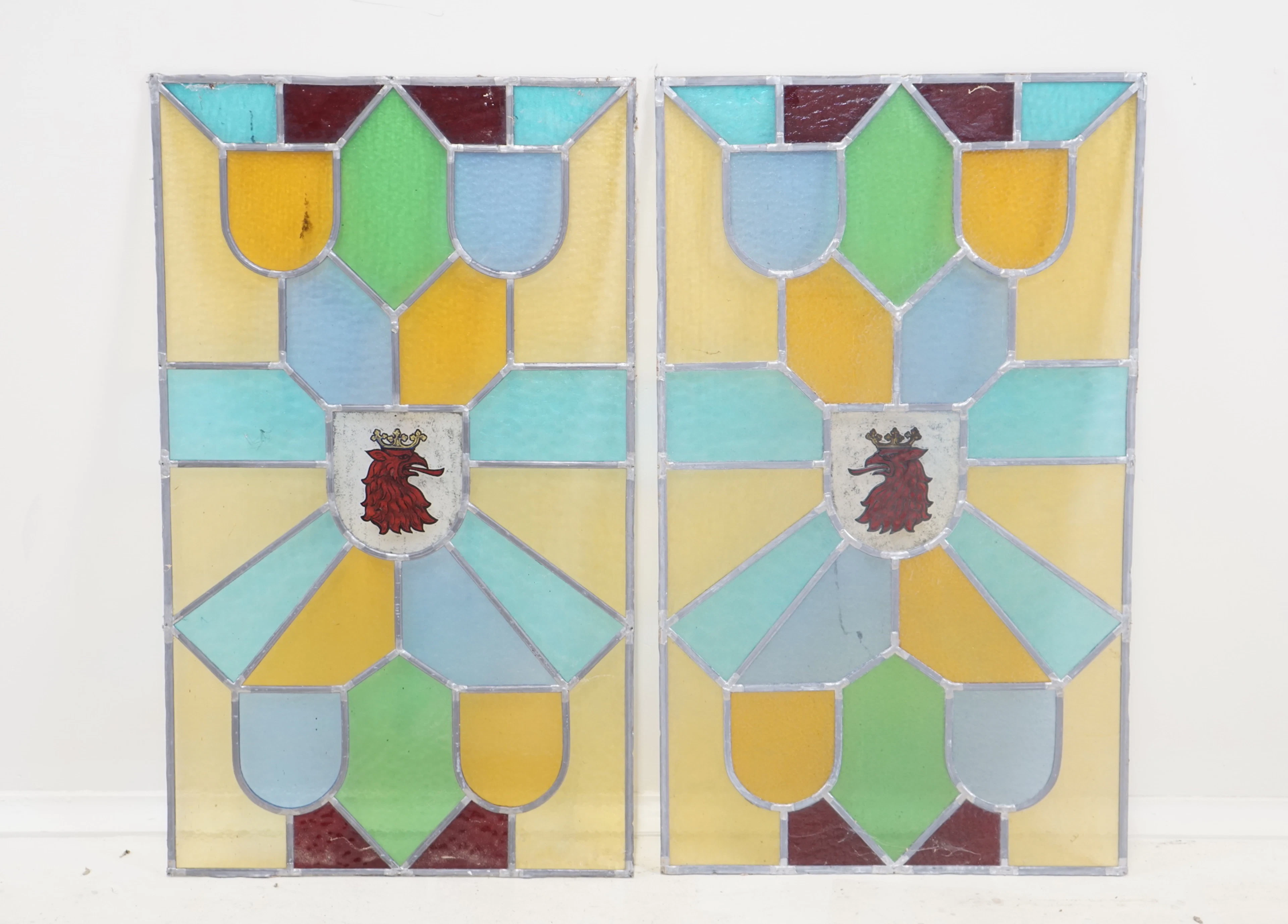 Fenster mit dem Wappen von Skåne, ein Paar Buntglasfenster.