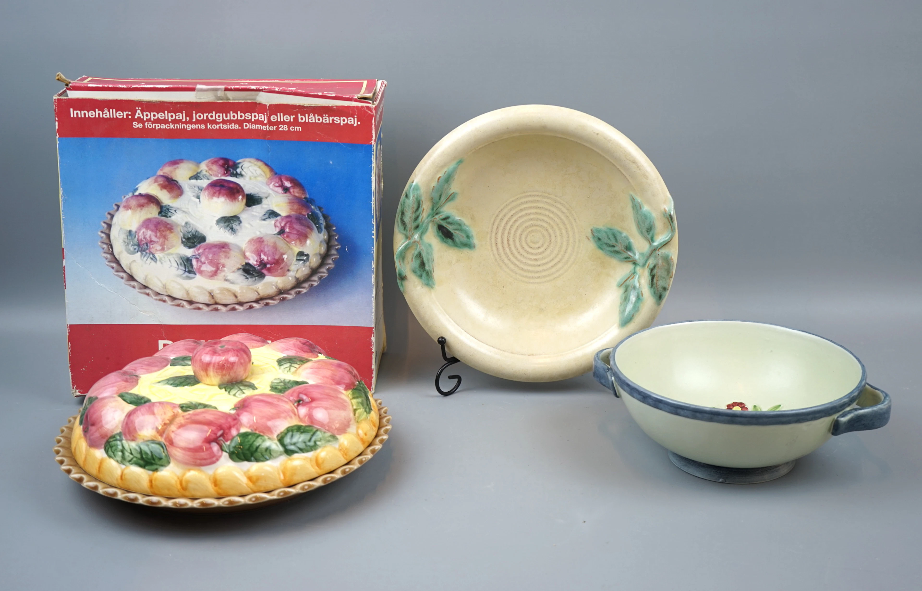 Teglia e ciotole per torte, 3 pezzi, ceramiche, inclusa la ''Primavera'', Rörstrand.
