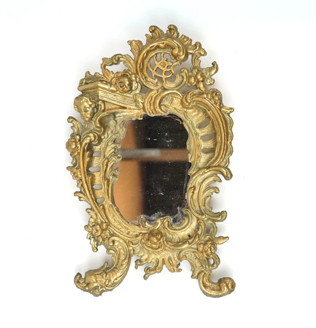 Espejo, metal bañado en oro.