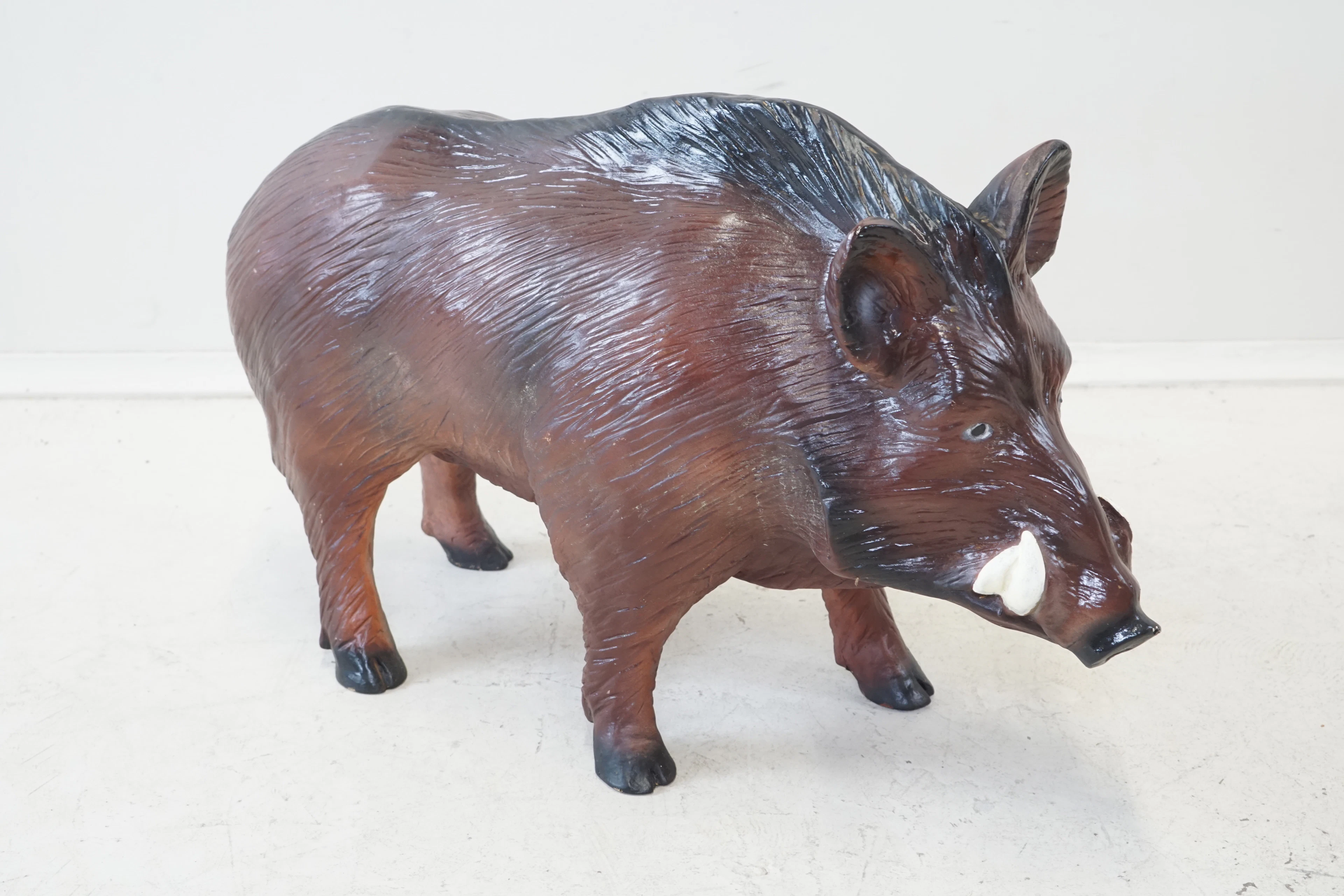 Escultura, "Jabalí", resina/fibra de vidrio.