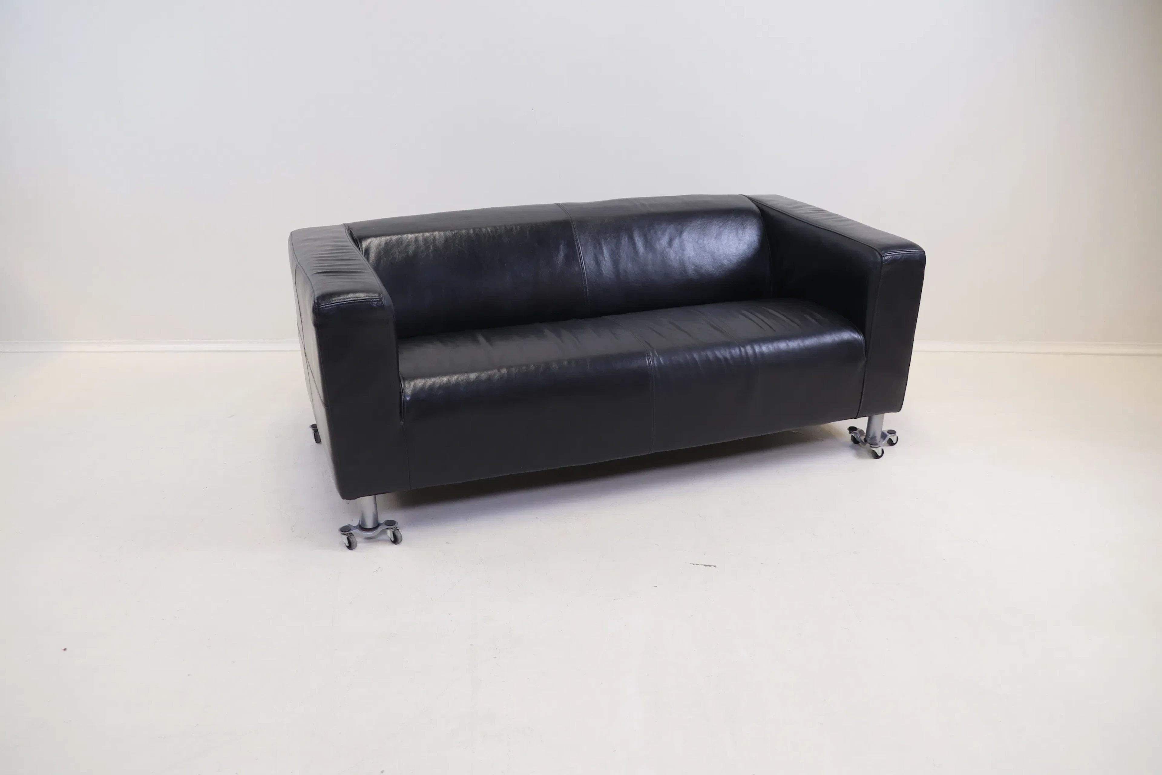 Sofá, cuero/metal, "Klippan", IKEA.