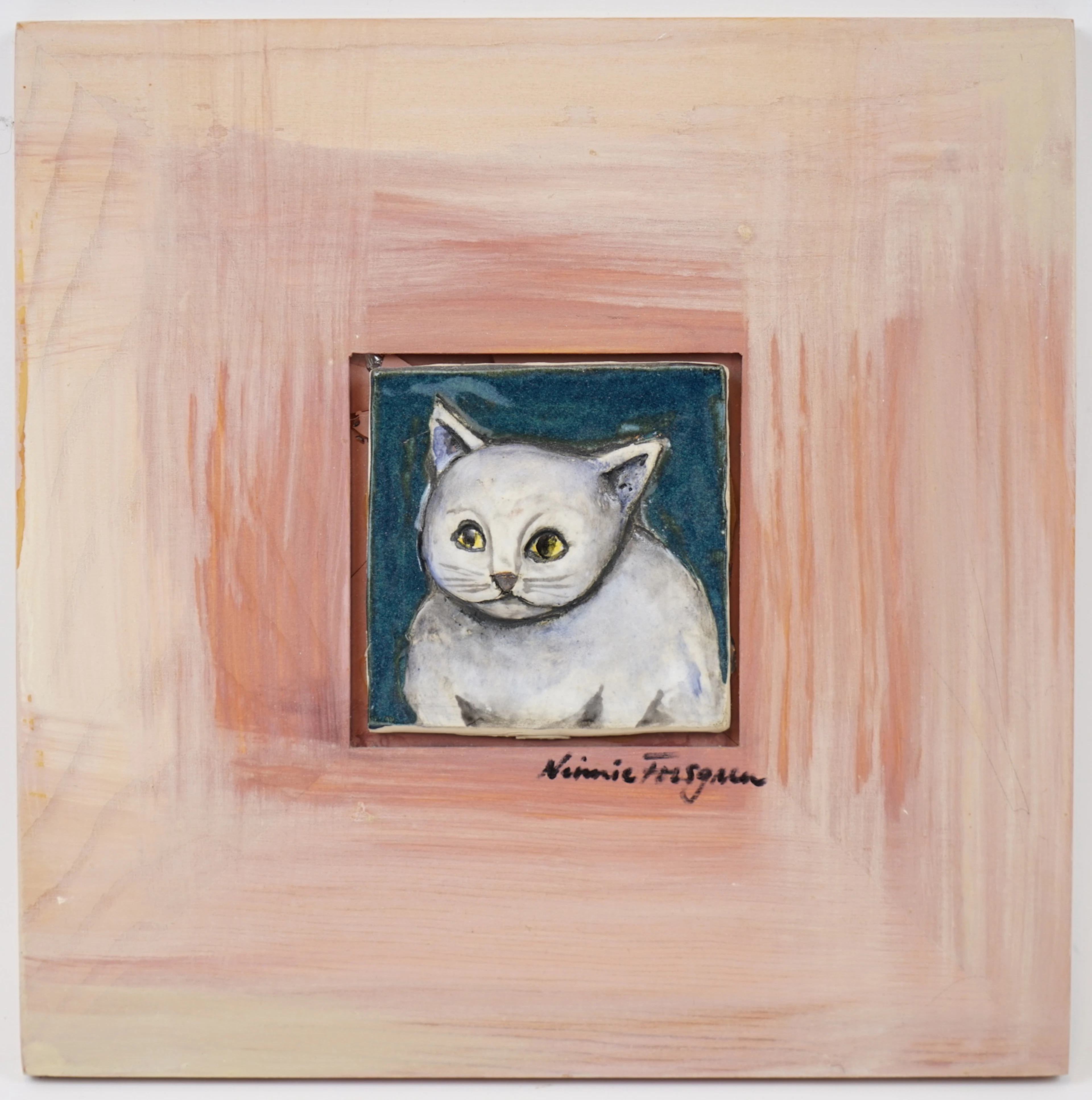Ninnie Forsgren, una pintura cerámica de ''Rufus'', firmó.