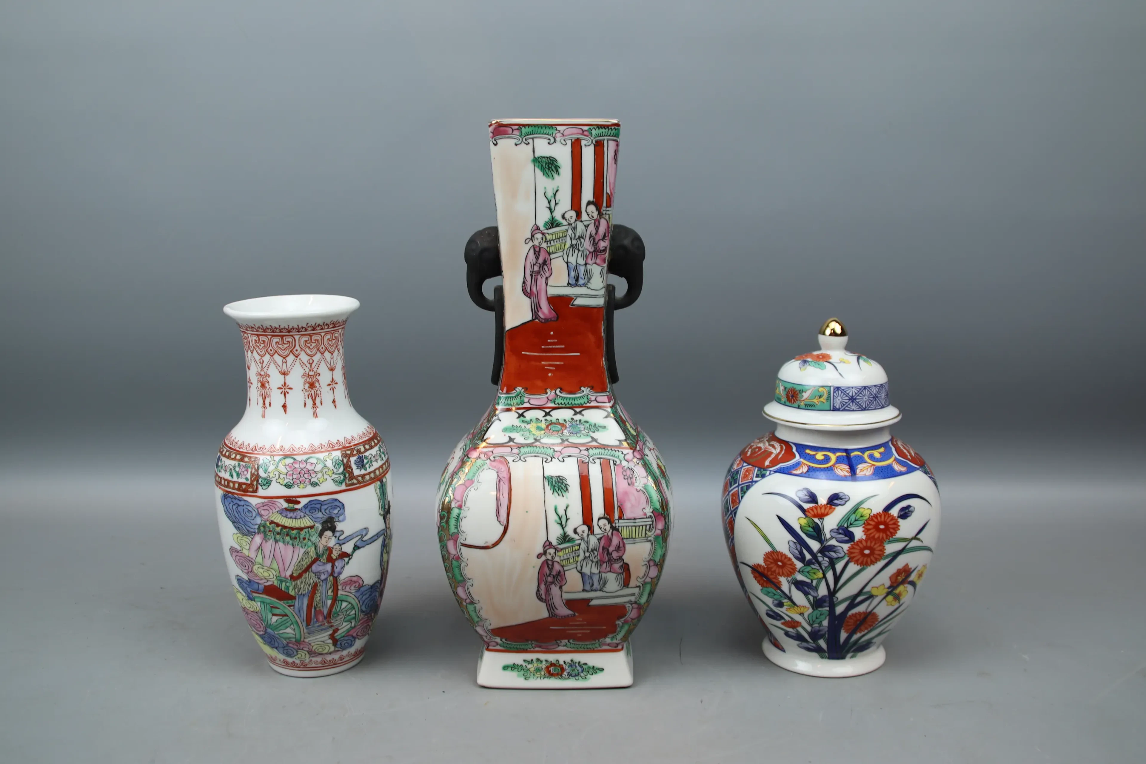 Vasen und Deckelurne, 3 Stück, Porzellan, Asien.