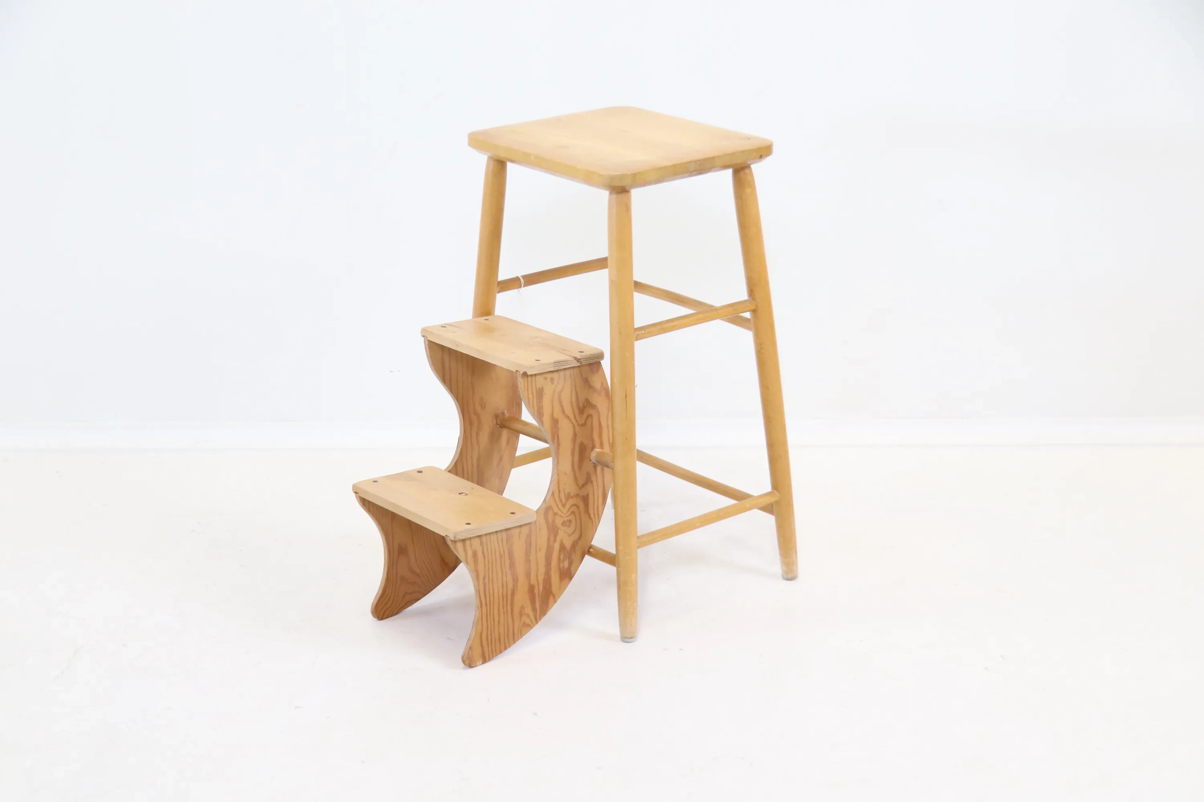 Sgabello di legno.