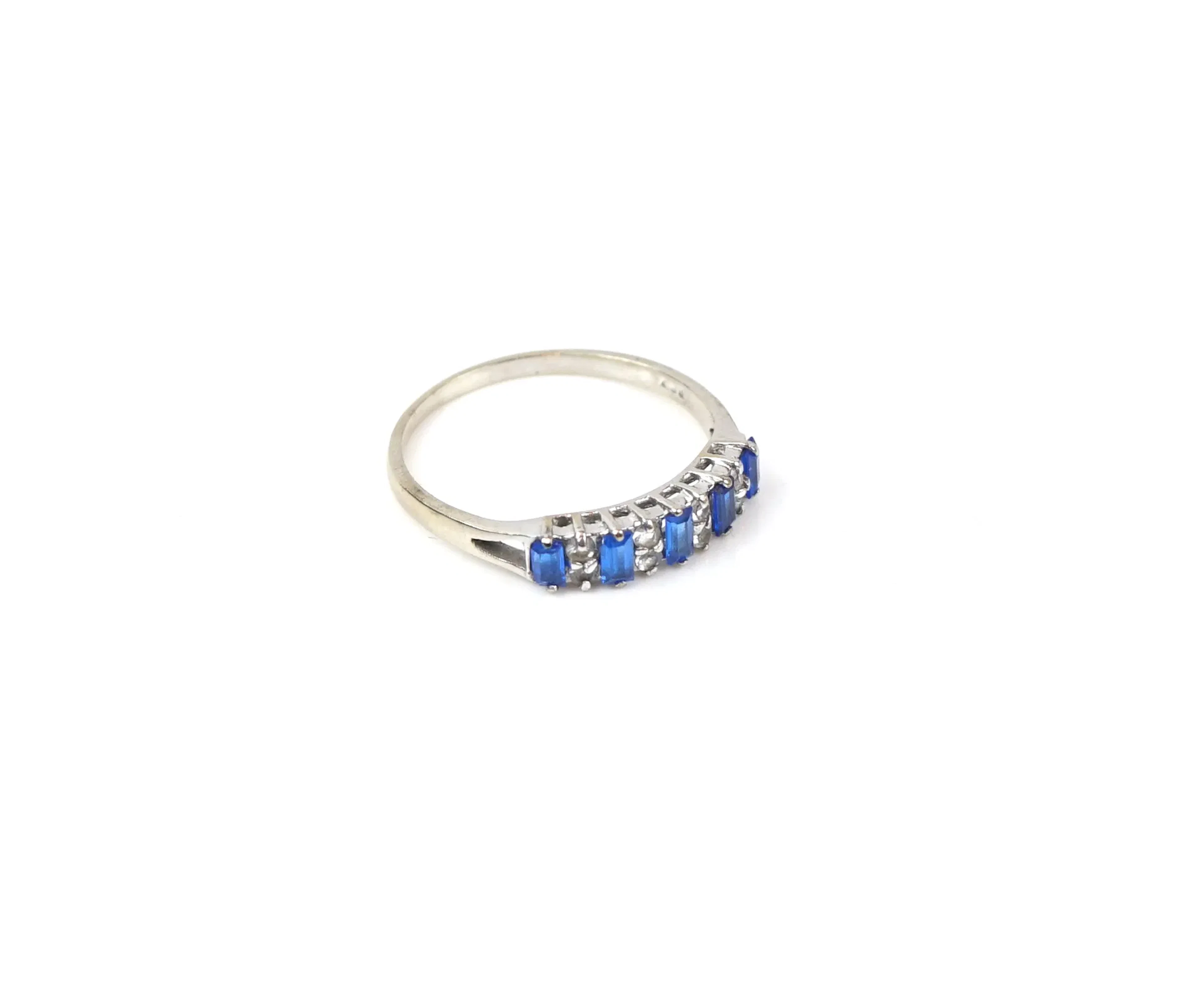 Anillo, oro blanco 18 K con piedras azules y transparentes.