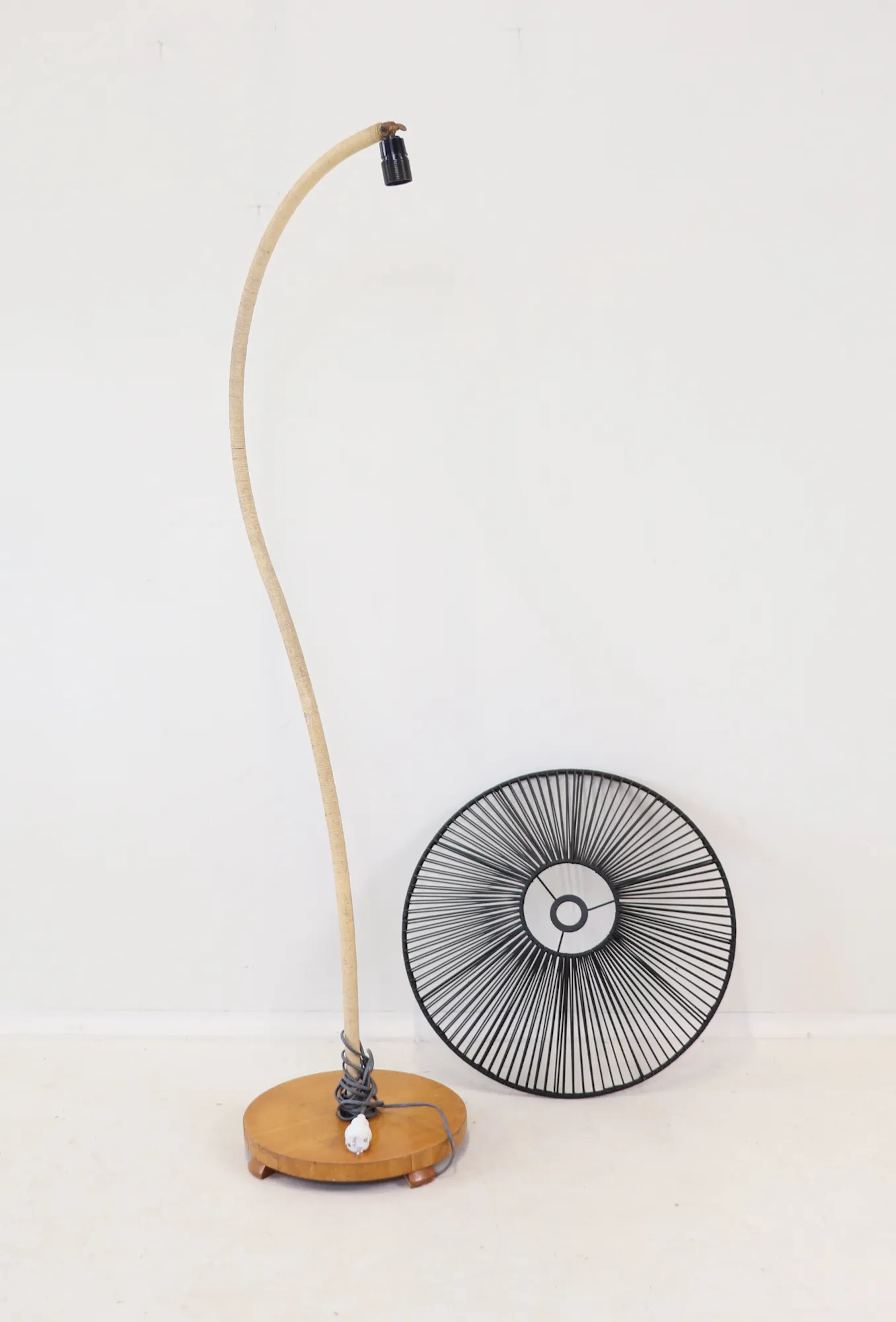 Lámpara de pie, ajustable, de madera/plástico/cuerda.