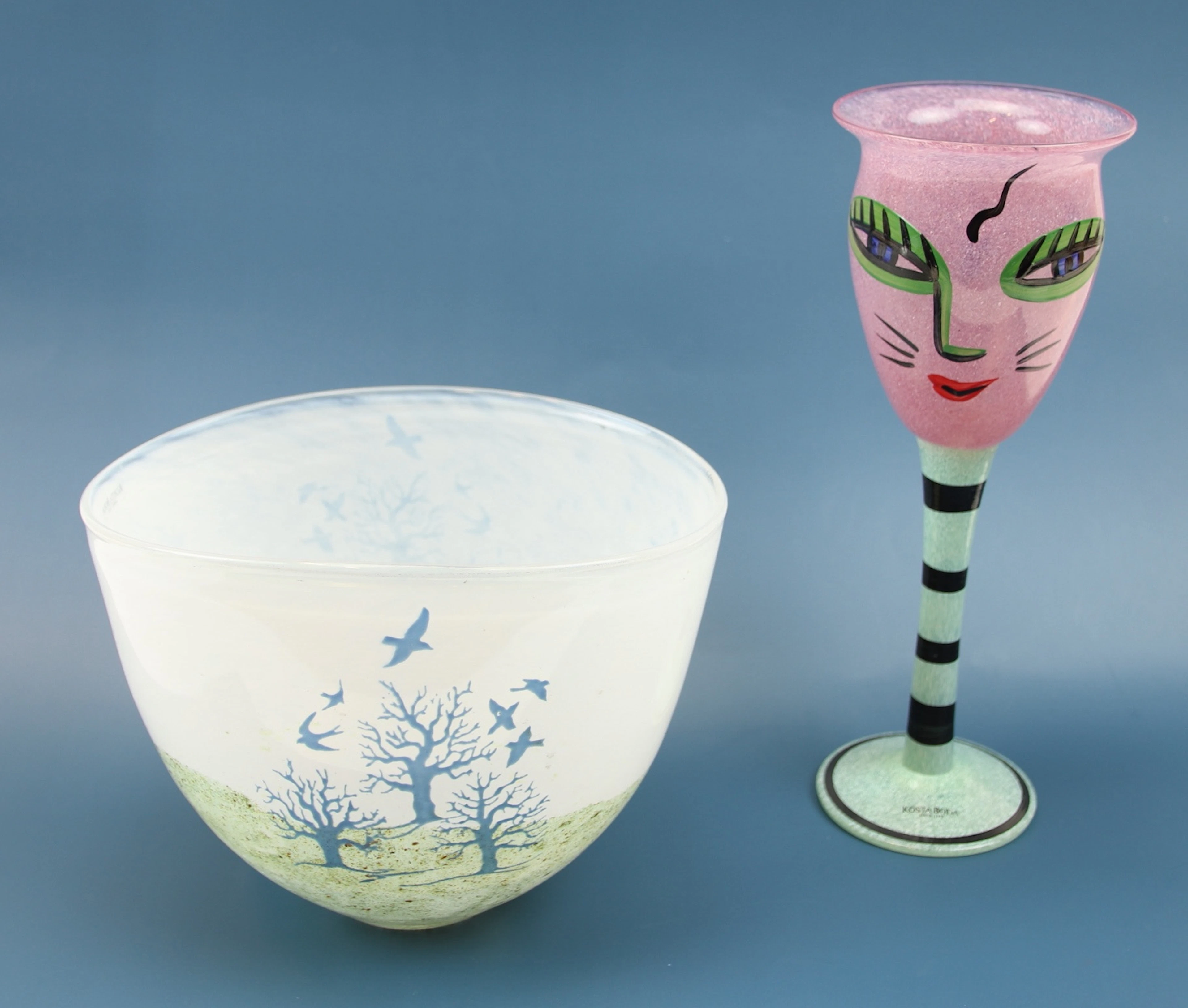 Ulrica Hydman Vallin, un vaso de trofeos y Kjell Engman, un cuenco, firmaron Kosta Boda.