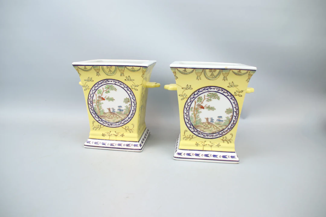 Ollas, un par, porcelana.