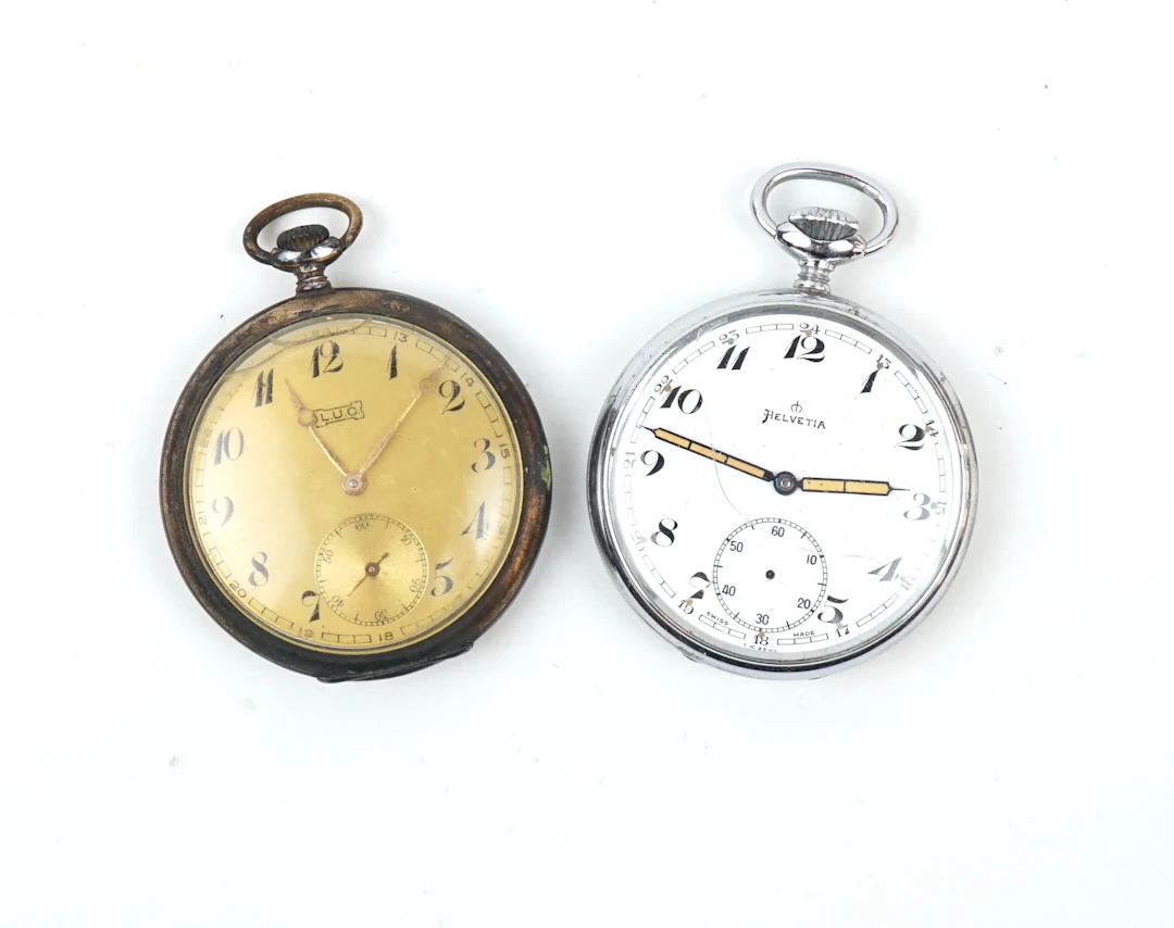 Reloj de bolsillo, 2 piezas, uno con caja plateada.