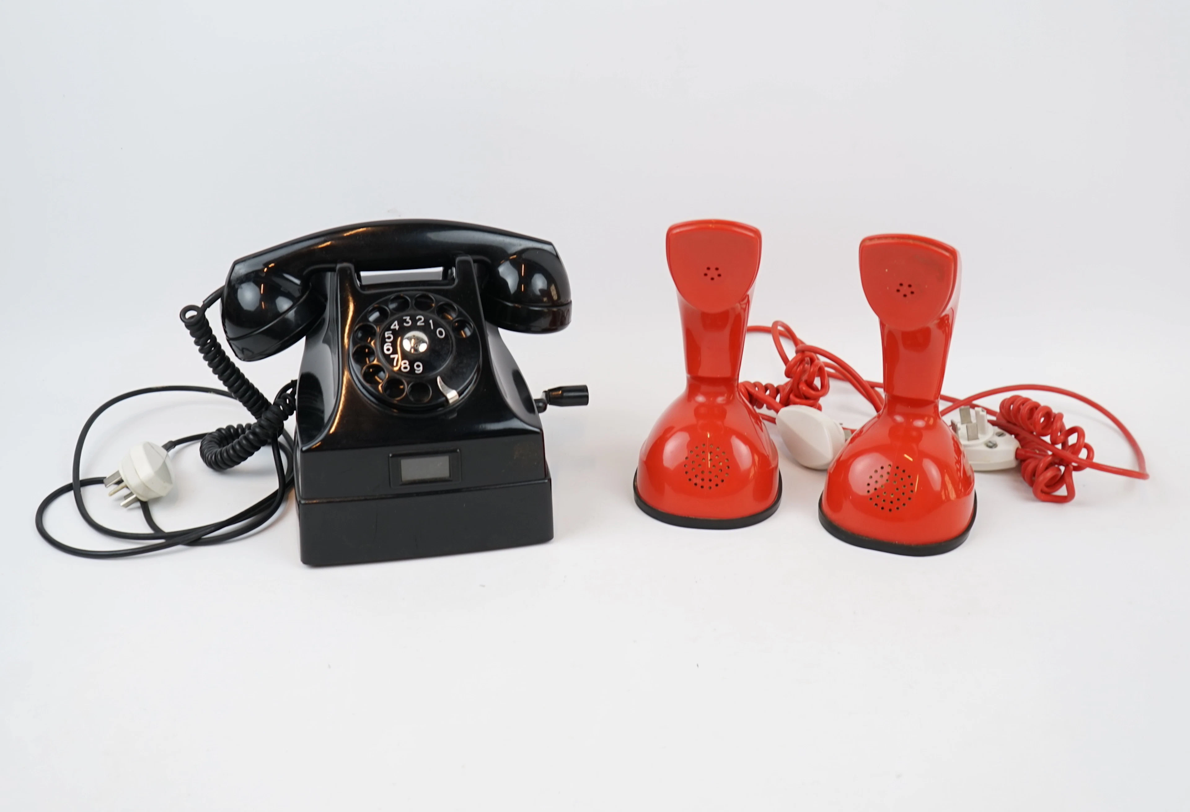 Telefoner, 3 st, plast och bakelit, bl.a Kobratelefoner.