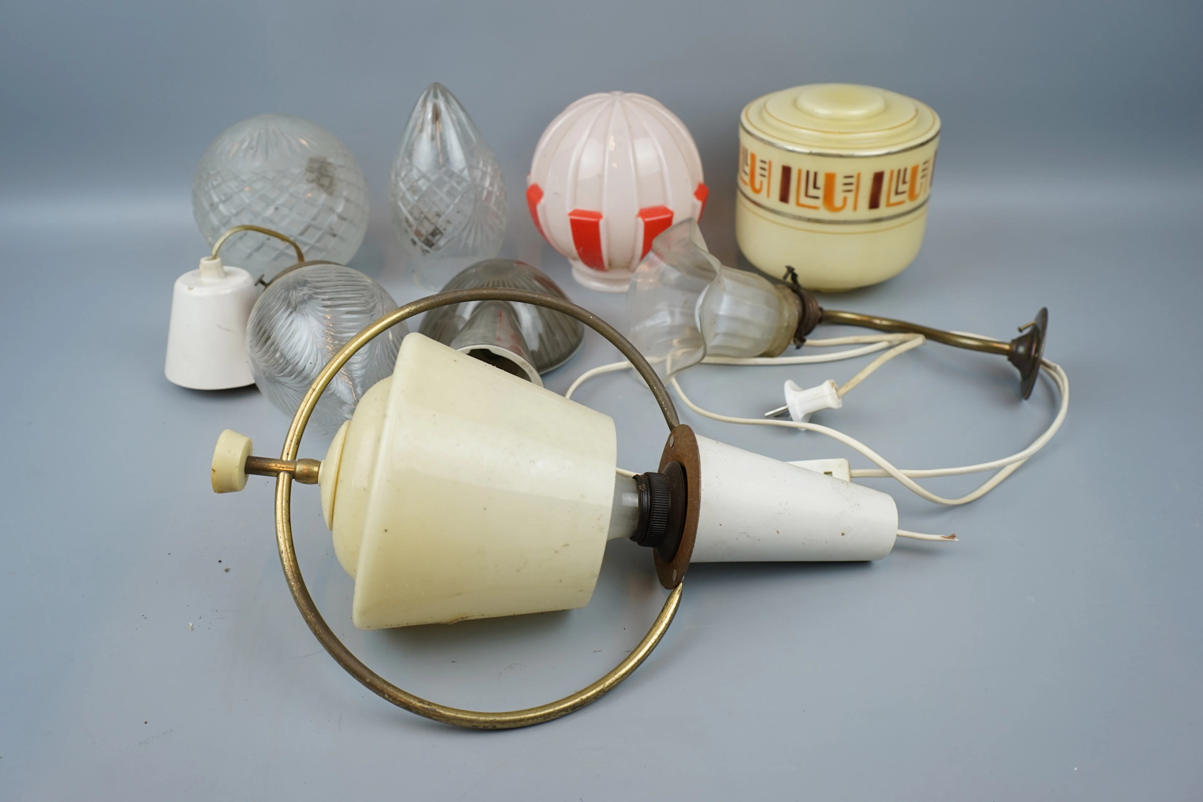 Lampenbecher und Lampen, eine Charge, Glas/Porzellan, 1900er Jahre.