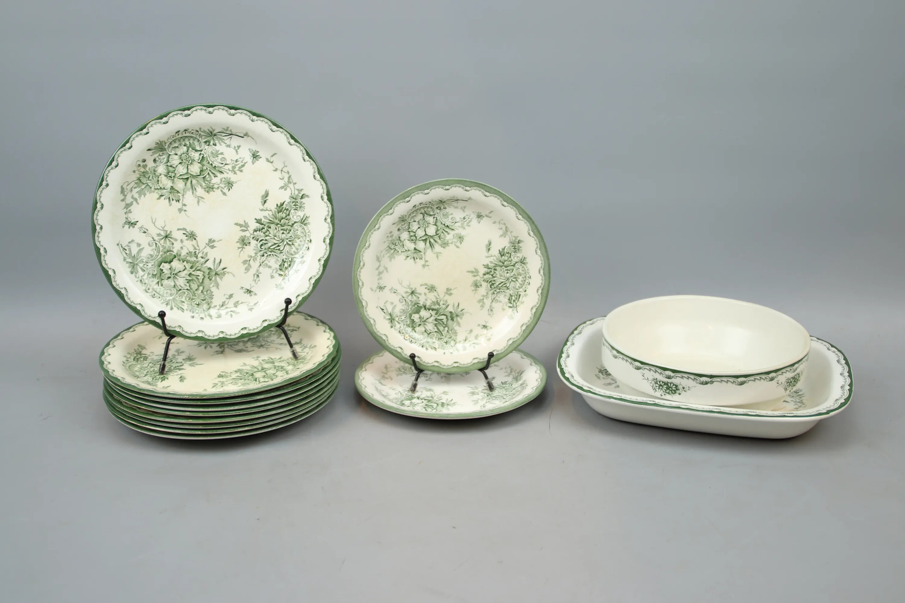 Platos, cuenco y sartén, 13 piezas, porcelana, "Grön Anna", Rörstrand.